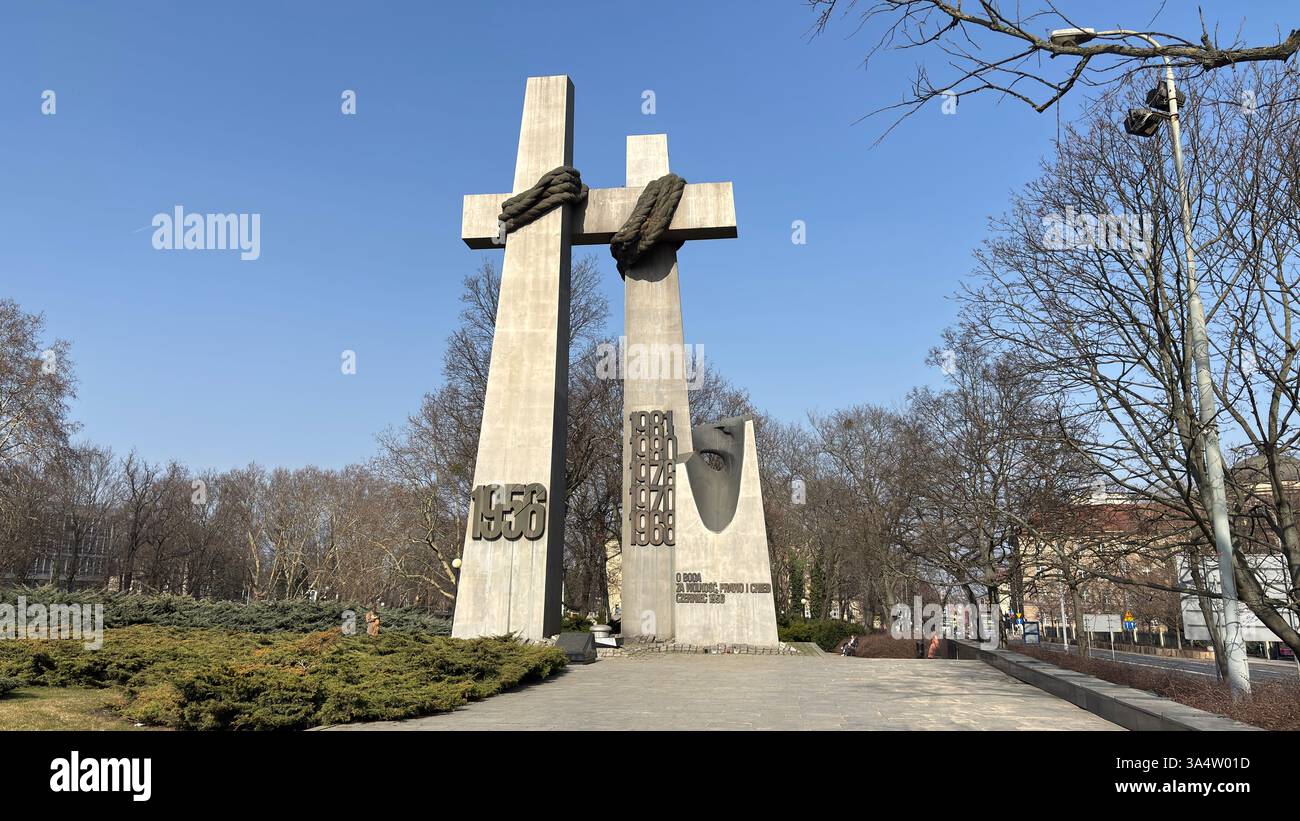 Denkmal für die Opfer vom Juni 1956 (Pomnik Ofiar Czerwca 1956). Touristenziel Lage berühmte alte Gebäude im polnischen Stadtzentrum Poznań. Monu - Smartphone-aufgenommenes Stockfoto