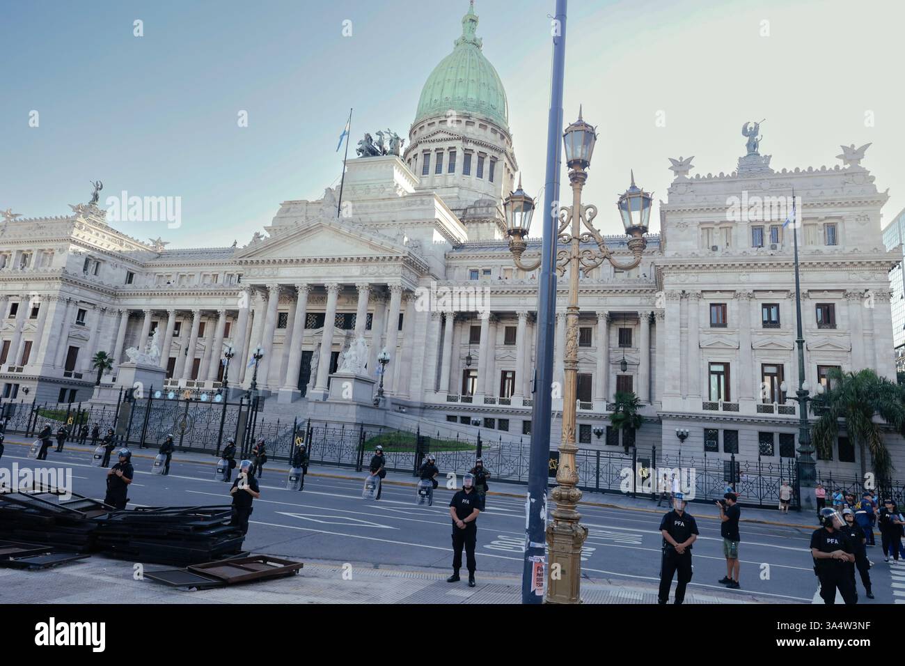 Buenos Aires, Buenos Aires, Argentinien. März 2025. Auf der Plaza del Congreso fand ein marsch der Rentner statt, begleitet von sozialen Organisationen und Gewerkschaften. Es gab blockierte Arterien und eine große Sicherheitsoperation (Credit Image: © Esteban Osorio/ZUMA Press Wire) NUR REDAKTIONELLE VERWENDUNG! Nicht für kommerzielle ZWECKE! Stockfoto