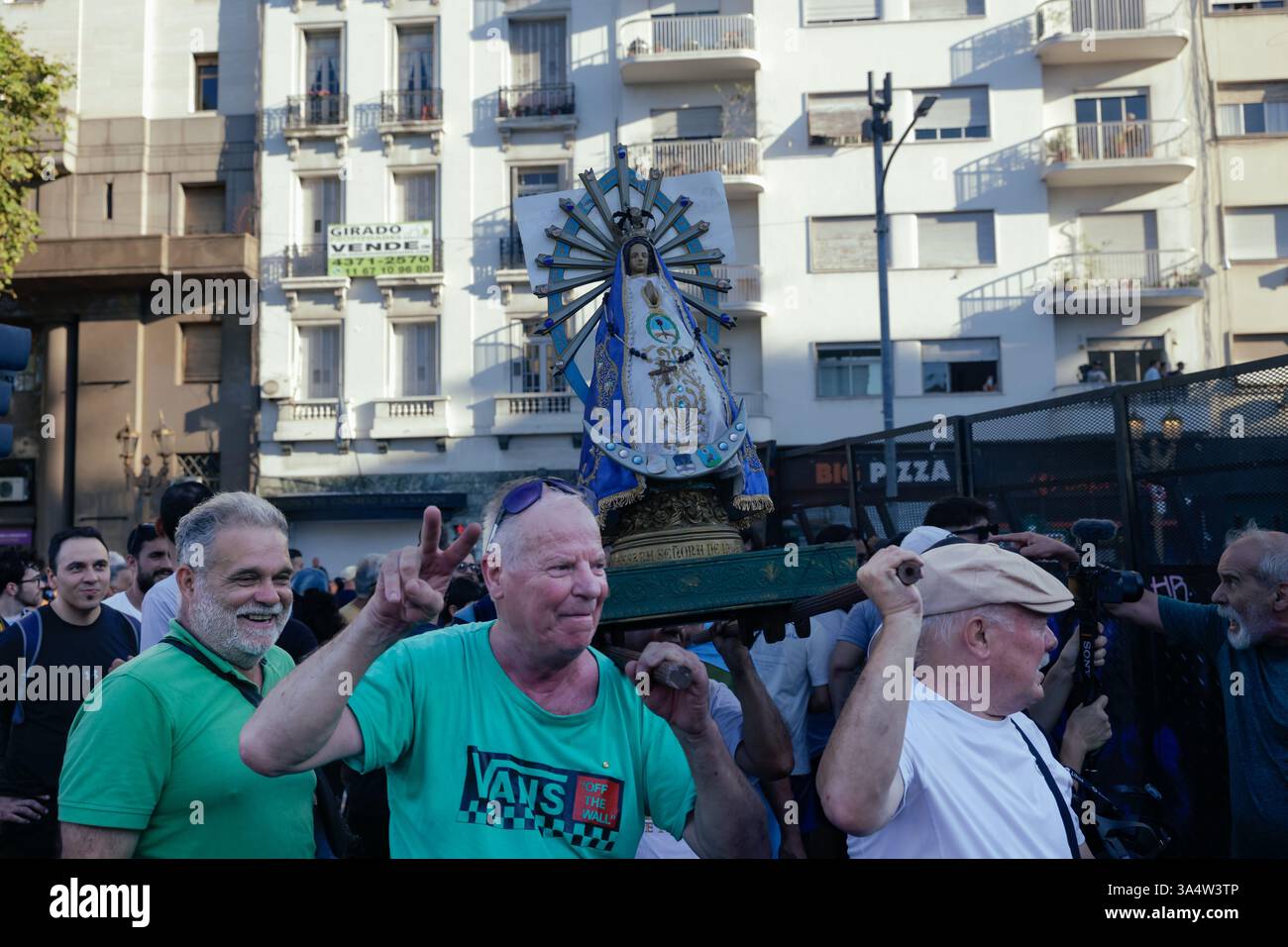 Buenos Aires, Buenos Aires, Argentinien. März 2025. Auf der Plaza del Congreso fand ein marsch der Rentner statt, begleitet von sozialen Organisationen und Gewerkschaften. Es gab blockierte Arterien und eine große Sicherheitsoperation (Credit Image: © Esteban Osorio/ZUMA Press Wire) NUR REDAKTIONELLE VERWENDUNG! Nicht für kommerzielle ZWECKE! Stockfoto