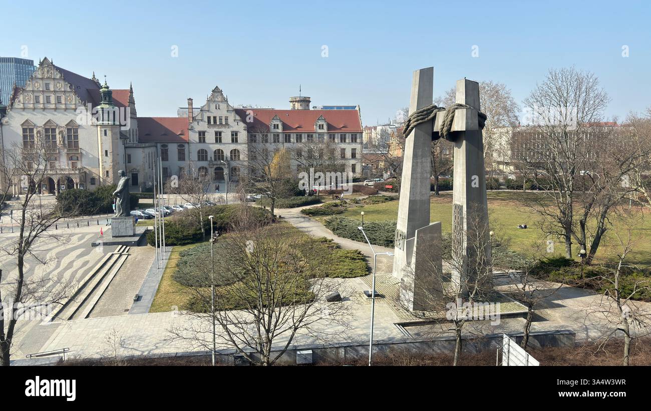 Denkmal für die Opfer vom Juni 1956 (Pomnik Ofiar Czerwca 1956). Touristenziel Lage berühmte alte Gebäude im polnischen Stadtzentrum Poznań. Monu - Smartphone-aufgenommenes Stockfoto