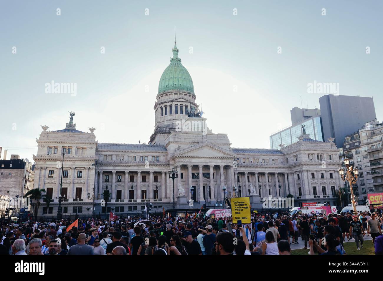 Buenos Aires, Buenos Aires, Argentinien. März 2025. Auf der Plaza del Congreso fand ein marsch der Rentner statt, begleitet von sozialen Organisationen und Gewerkschaften. Es gab blockierte Arterien und eine große Sicherheitsoperation (Credit Image: © Esteban Osorio/ZUMA Press Wire) NUR REDAKTIONELLE VERWENDUNG! Nicht für kommerzielle ZWECKE! Stockfoto