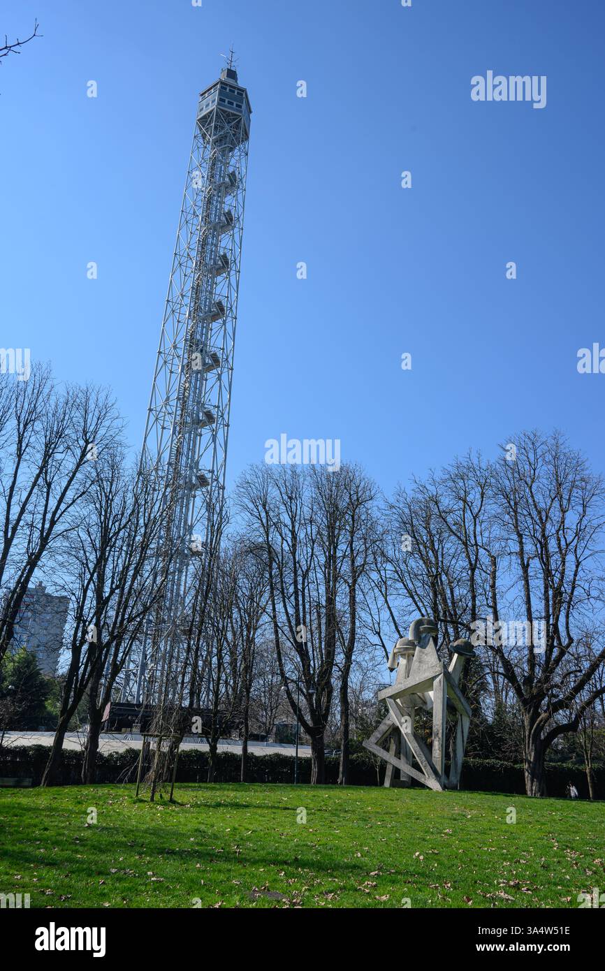 Torre Branca (Branca-Turm) und Chiosco Scultura von Giorgio Amelio Roccamonte im Parco Sempione – Mailand, Italien – 03. März 2025 Stockfoto