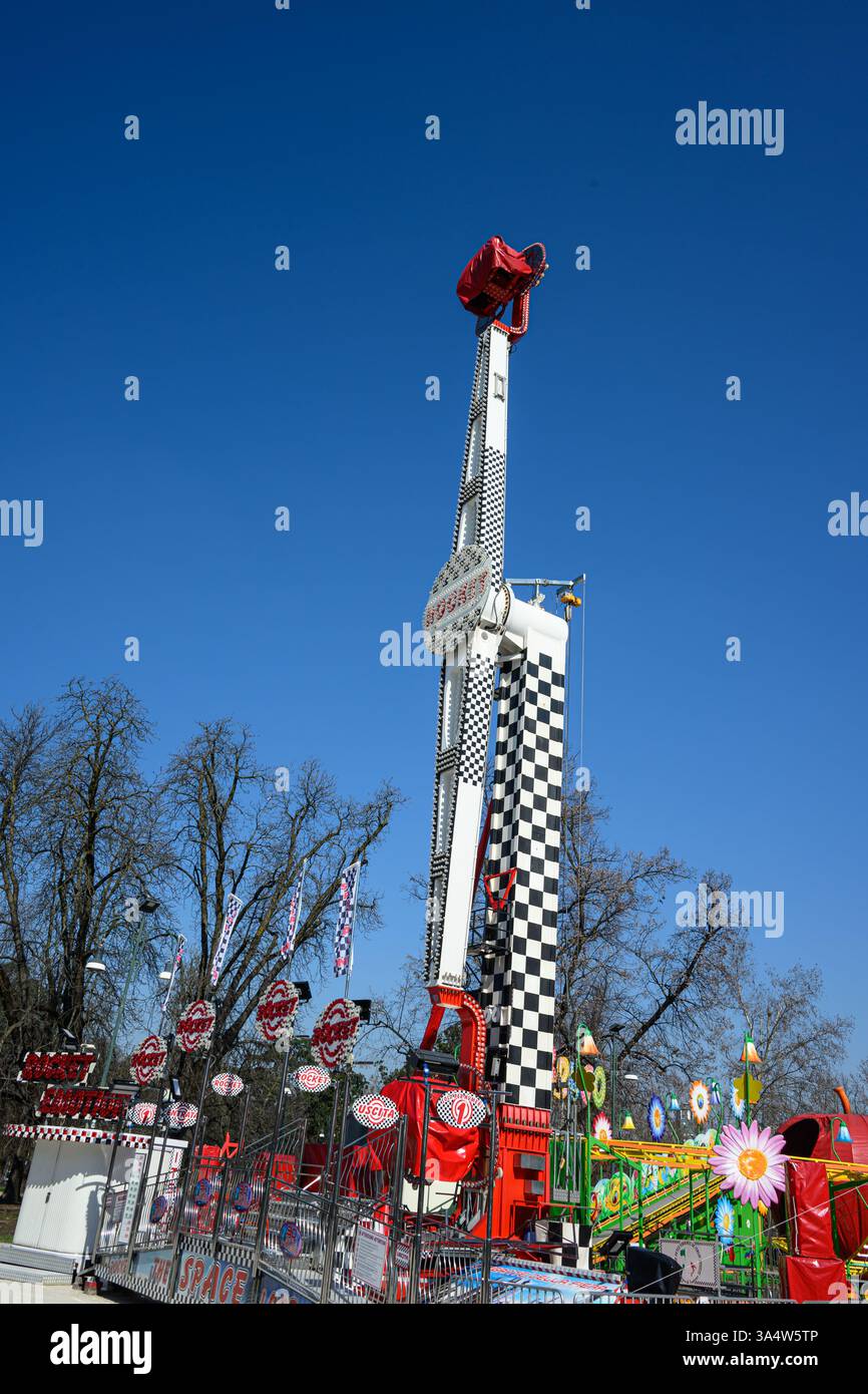 Rakete Emotion Vergnügungsfahrt im Parco Sempione – Mailand, Italien – 03. März 2025 Stockfoto