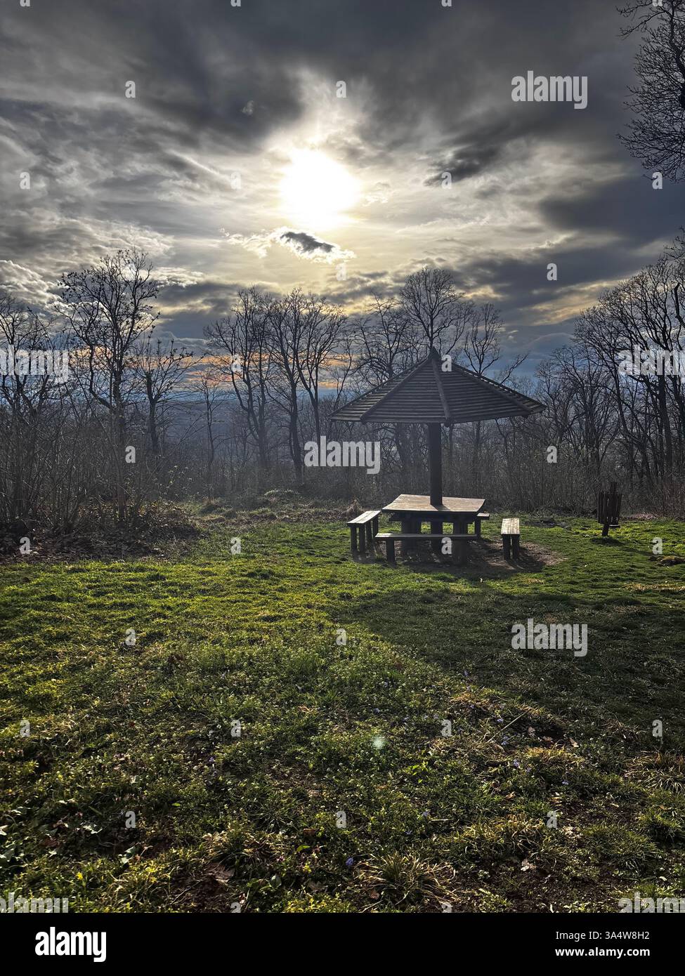 Dramatische Picknickszene am Himmel - Smartphone-aufgenommenes Stockfoto