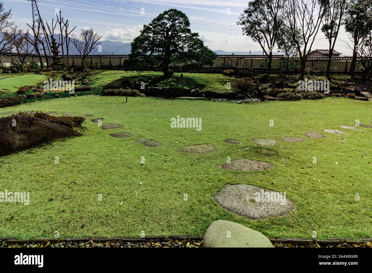 Das Nezu Memorial Museum ist das Familienhaus von Kaichiro Nezu, dem ersten Präsidenten der Tobu Railway. Das Haupthaus, das Nagayamon-Tor und der Laden Stockfoto