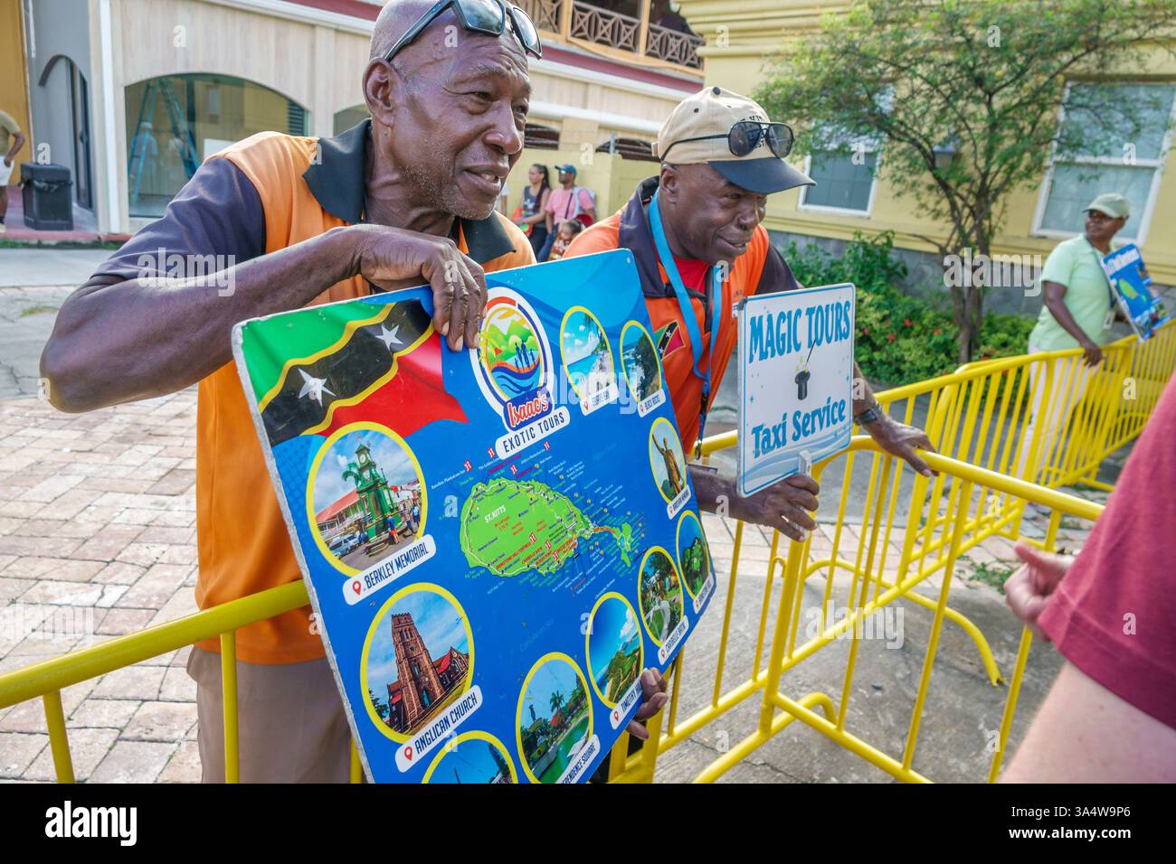 Basseterre St. Saint Kitts und Nevis, Port Zante Kreuzfahrthafen Terminal, Black African Men Tour Guides, bietet Taxi Service, Magic Tours, Brian's Exotic To Stockfoto