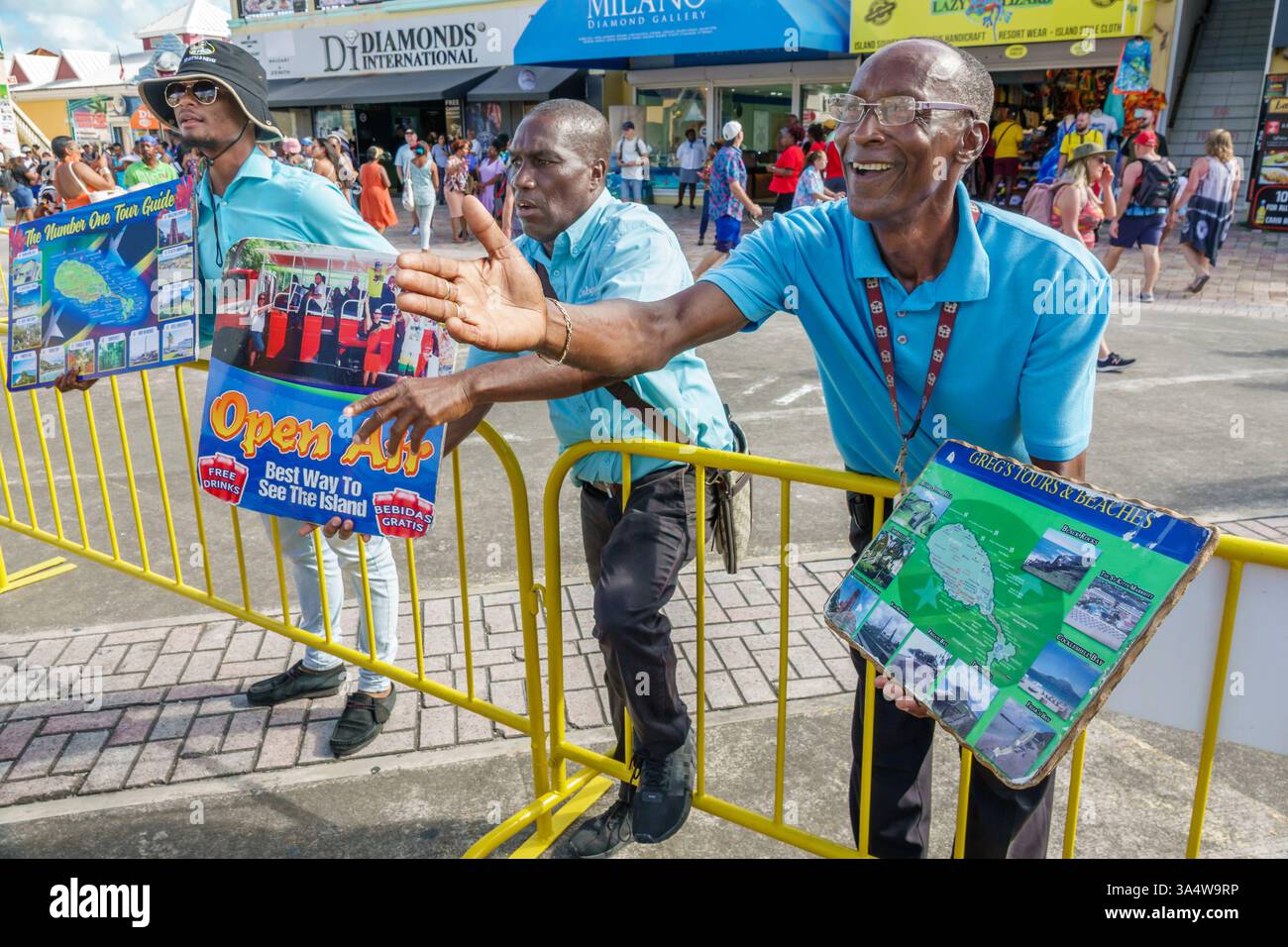 Basseterre St. Saint Kitts und Nevis, Port Zante Kreuzfahrthafen Terminal, Black African Men Tour Operators, Greg's Tours & Beaches, Open Air Island Tours, fre Stockfoto