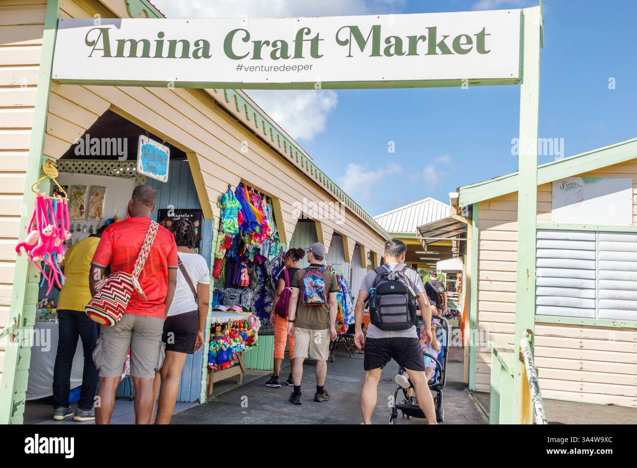 Basseterre St. Saint Kitts und Nevis, das Pelican Einkaufszentrum, Amina Craft Market, Einkaufsstände, Verkaufsstände, handgemachte Handwerke, Souvenirs Geschenke, lokale Stockfoto