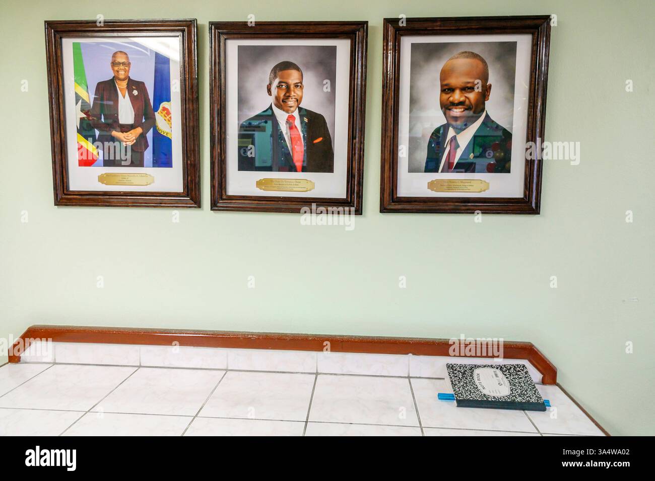 Basseterre St. St. Kitts und Nevis, Bay Road, innen, Lobby Fenster Theke, St.. Kitts Postal Services, Post, gerahmte Porträts, Regierung Stockfoto