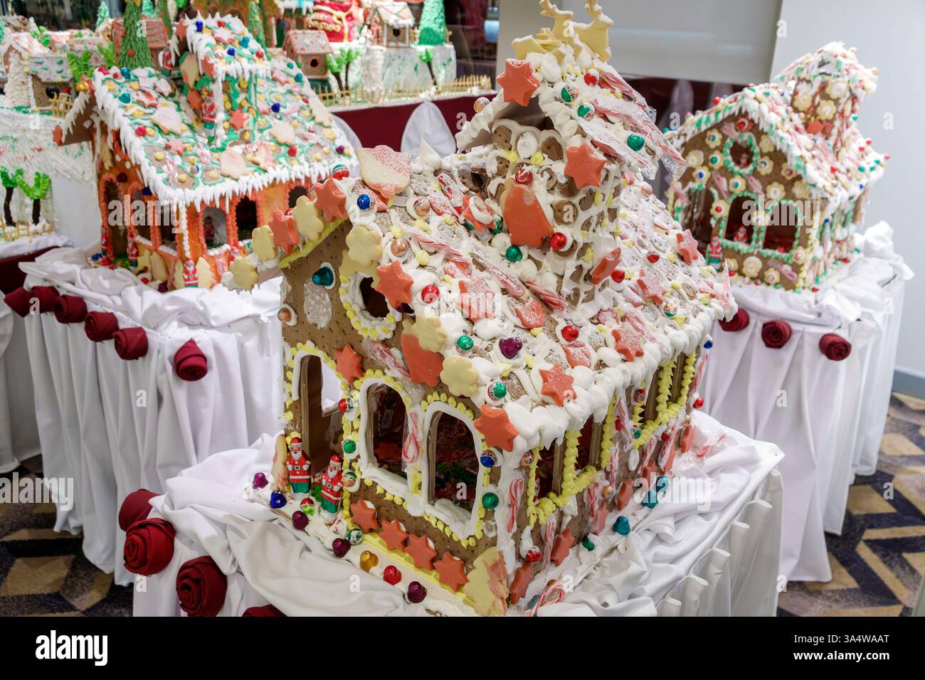 Basseterre St. Saint Kitts und Nevis, Norwegian Cruise Line NCL Breakaway Ship 11-tägige Reiseroute, Innenausstattung an Bord, Weihnachtsvorstellung, Ingwer Stockfoto