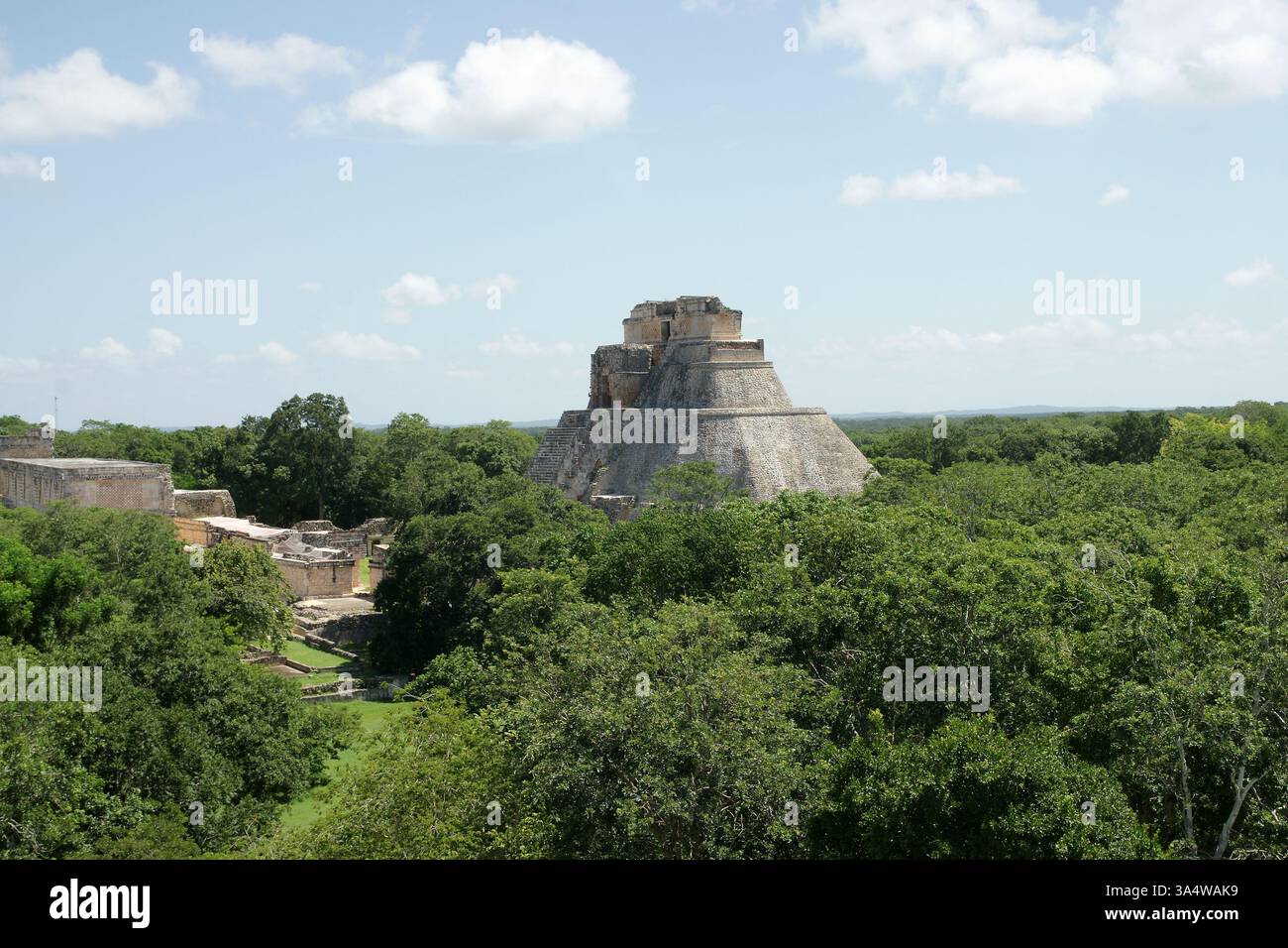 Mexiko. Yucantan. Uxmal. Pyramide des Magiers und Dschungels. Stockfoto