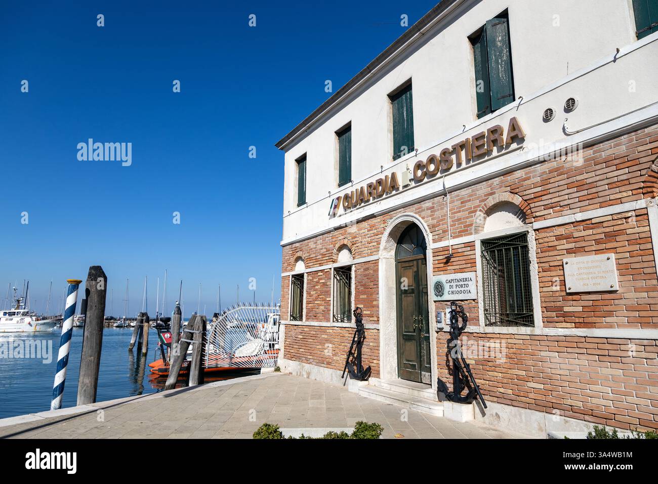 Chioggia, Italien - 3. März 2025: Gebäude der italienischen Küstenwache - Guardia Costiera - in der Nähe des Ufers Stockfoto