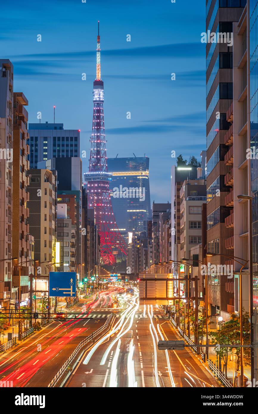 Tokio, Japan mit dem Tokyo Tower über dem Verkehr in der Dämmerung. Stockfoto