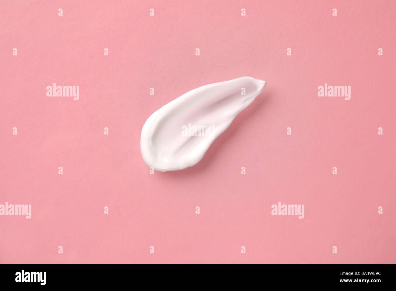 Abstrich von Körpercreme auf hellrosa Hintergrund, Draufsicht Stockfoto