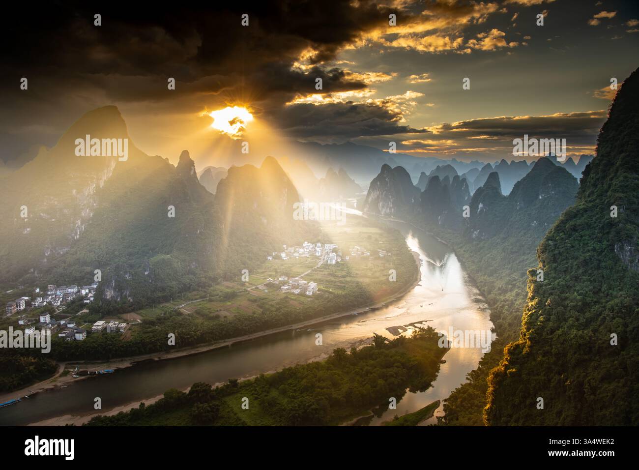Sonnenaufgang Am Berg Guilin Xingping Xianggong, China. Legendärer Sonnenaufgang Stockfoto
