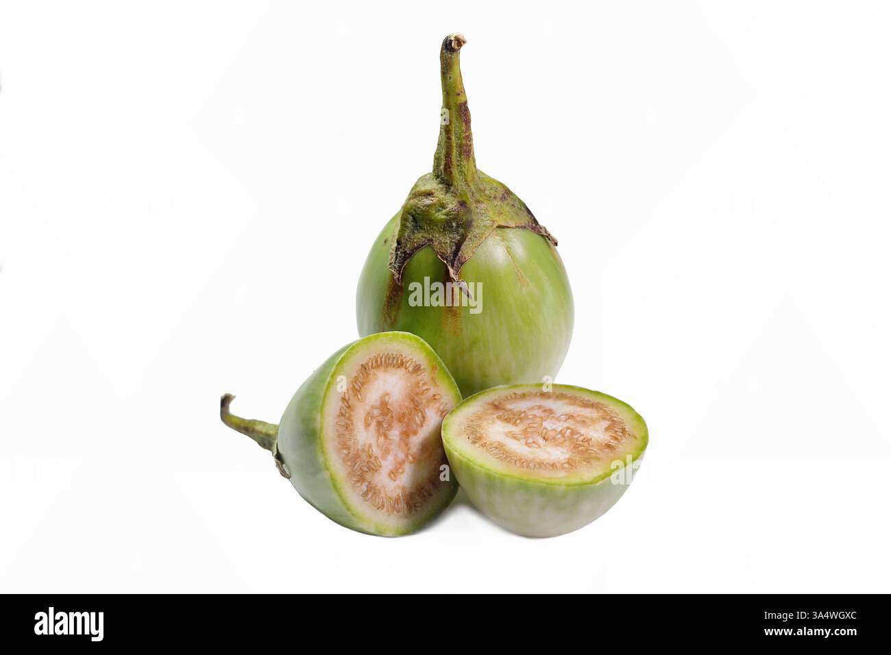 Querschnitt einer golfballgroßen thailändischen Aubergine mit ganzer Beere (Solanum melongena), isoliert auf weißem Hintergrund, Schneideweg Stockfoto