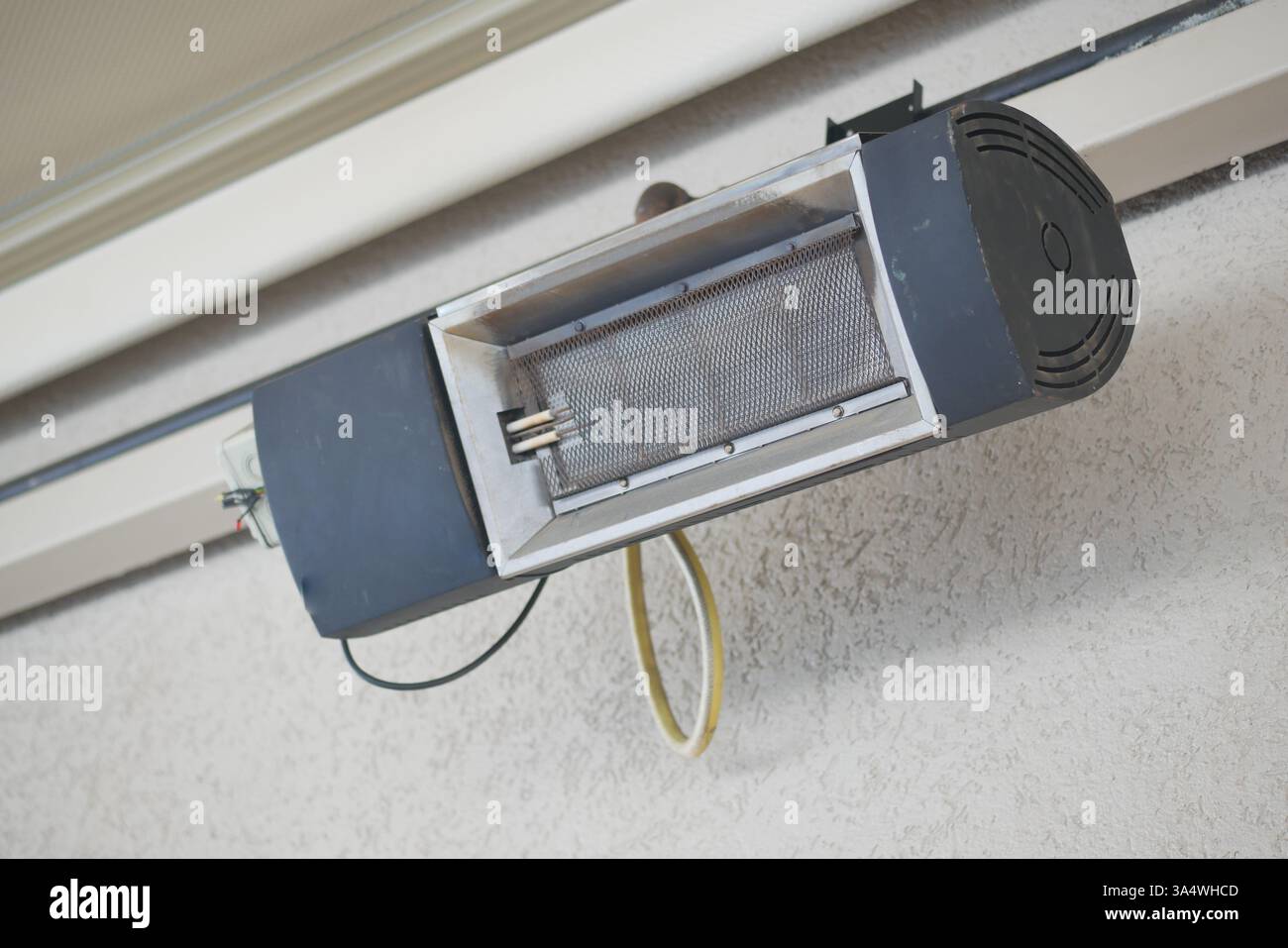 Einzigartiges Wandheizgerät in moderner Inneneinrichtung Stockfoto