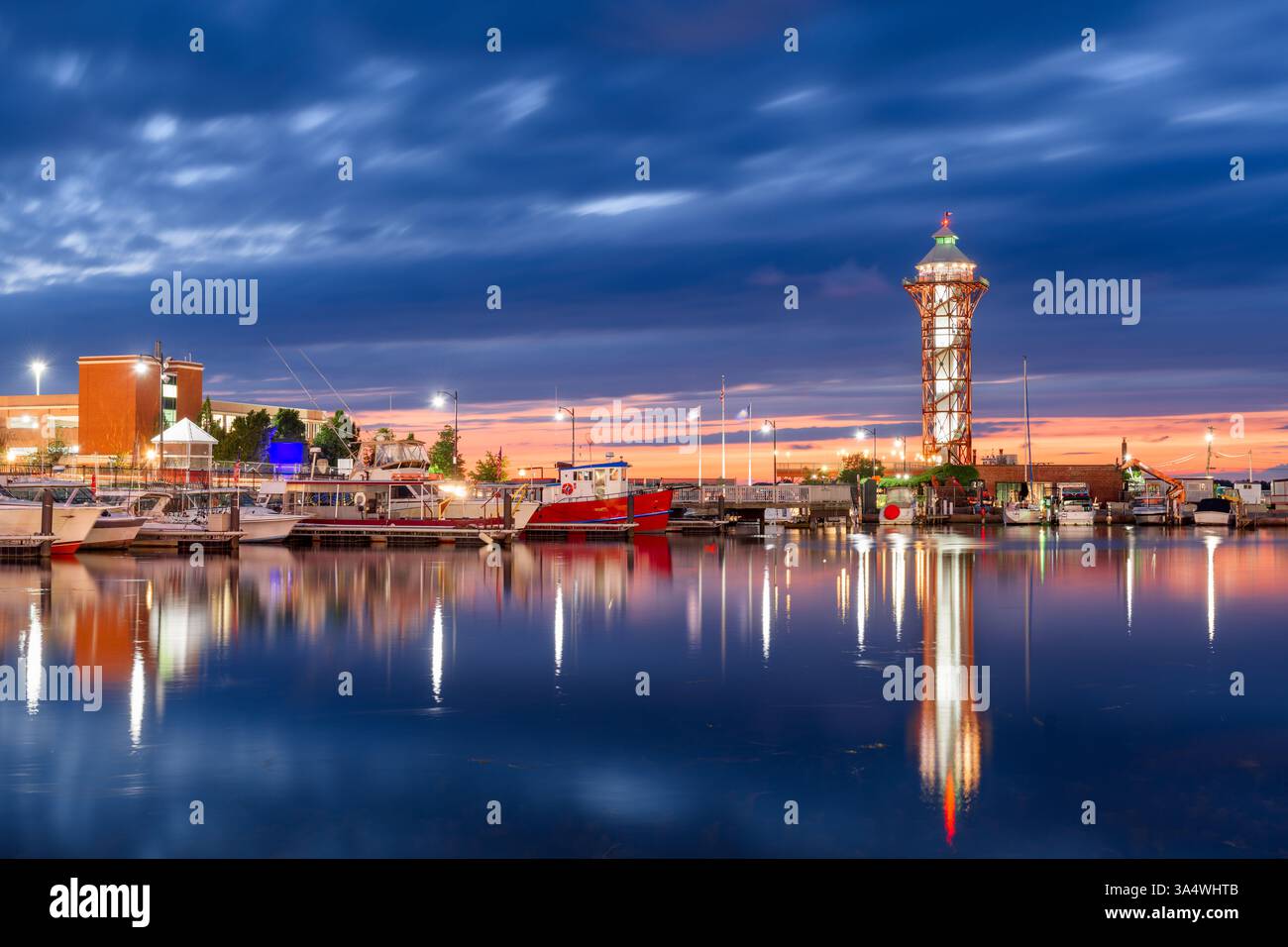 Erie, Pennsylvania, USA Skyline und Tower in der Dämmerung. Stockfoto