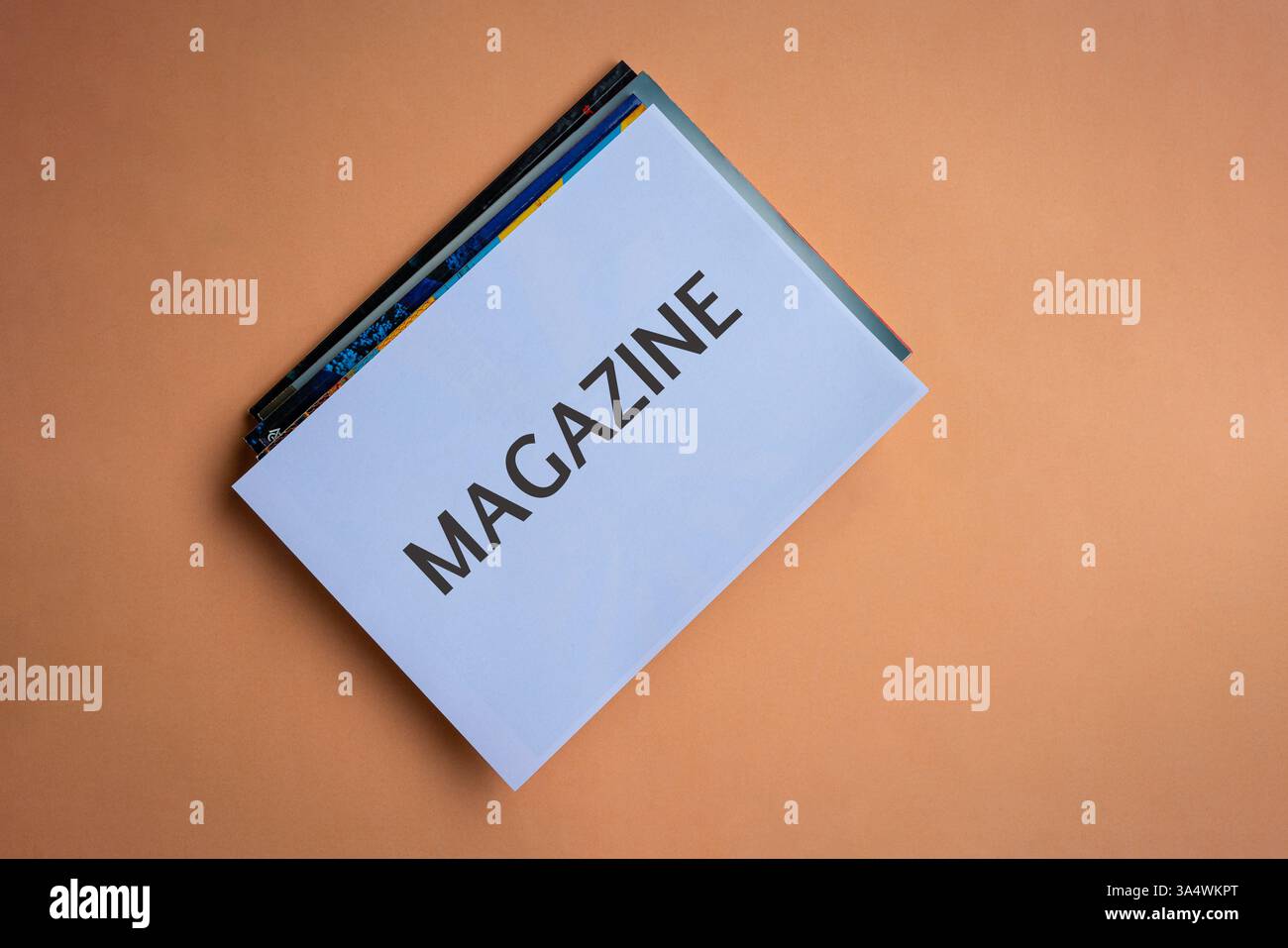 Stapel von Magazinen mit Word Magazine auf weißem Cover. Draufsicht. Stockfoto