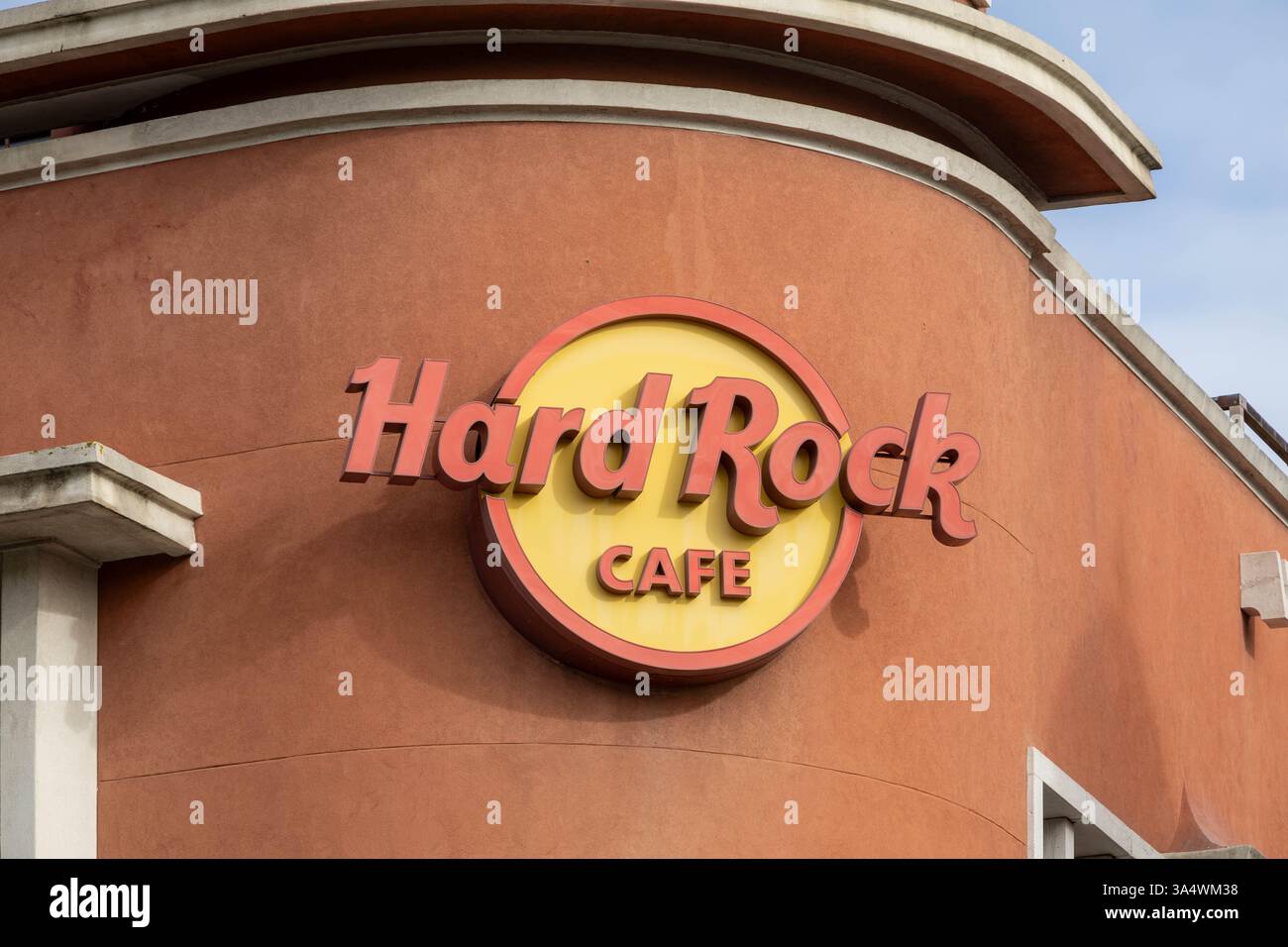 Hard Rock Cafe Lisbon Logo-Schild. Café Food mit Rock 'n' Roll-Thema und einer lebhaften Atmosphäre, wo Sie Burger und andere amerikanische Gerichte bestellen können. Stockfoto