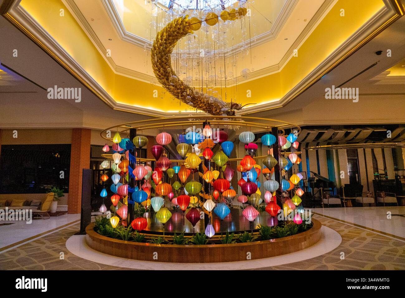 Die geräumige Lobby ist prächtig dekoriert im Resort in Ho Tram, Ba Ria - Vung Tau, Vietnam Stockfoto