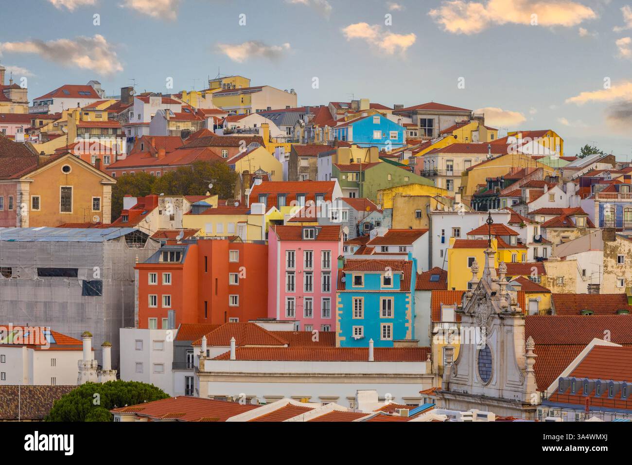 Bunte traditionelle Häuser im historischen Zentrum von Lissabon, Portugal. Stockfoto