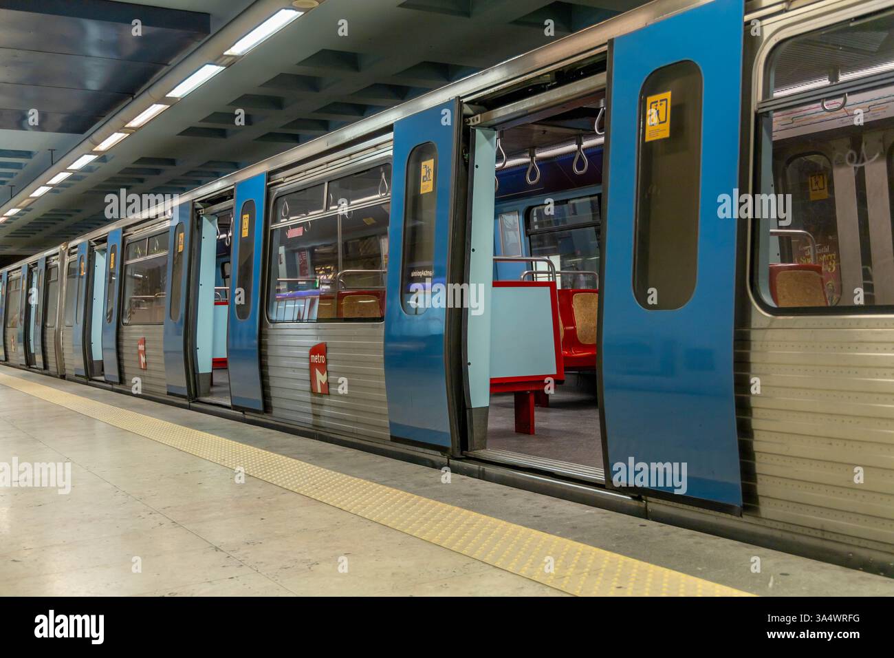 U-Bahn in Lissabon an einer U-Bahn-Station. Die blaue Linie. Stockfoto