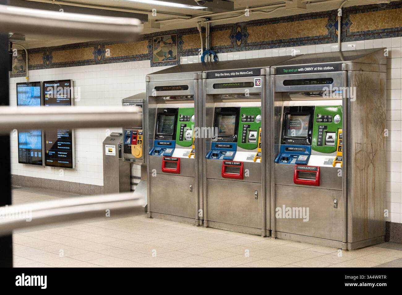 New York, USA. März 2025. Am Mittwoch, den 19. März 2025, befinden sich in Lower Manhattan, NY, Fahrkioske für die Metropolitan Transportation Authority. Die MTA kündigte an, dass sie Metrocards bis Ende 2025 zugunsten des OMNY-Systems ausstellen wird, das die Fahrer dazu ermutigt, ihre Smartphone-Tap-to-Pay-Funktion zu nutzen oder eine OMNY-Karte zu kaufen, ähnlich wie Metrocard, aber mit neuen Bestimmungen. (Foto: Cristina Matuozzi/SIPA USA) Credit: SIPA USA/Alamy Live News Stockfoto