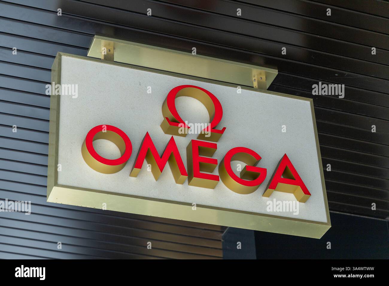 Omega-Logo-Schild im Uhrenladen. Omega SA ist ein Schweizer Luxusuhrmacher mit Sitz in der Schweiz Stockfoto