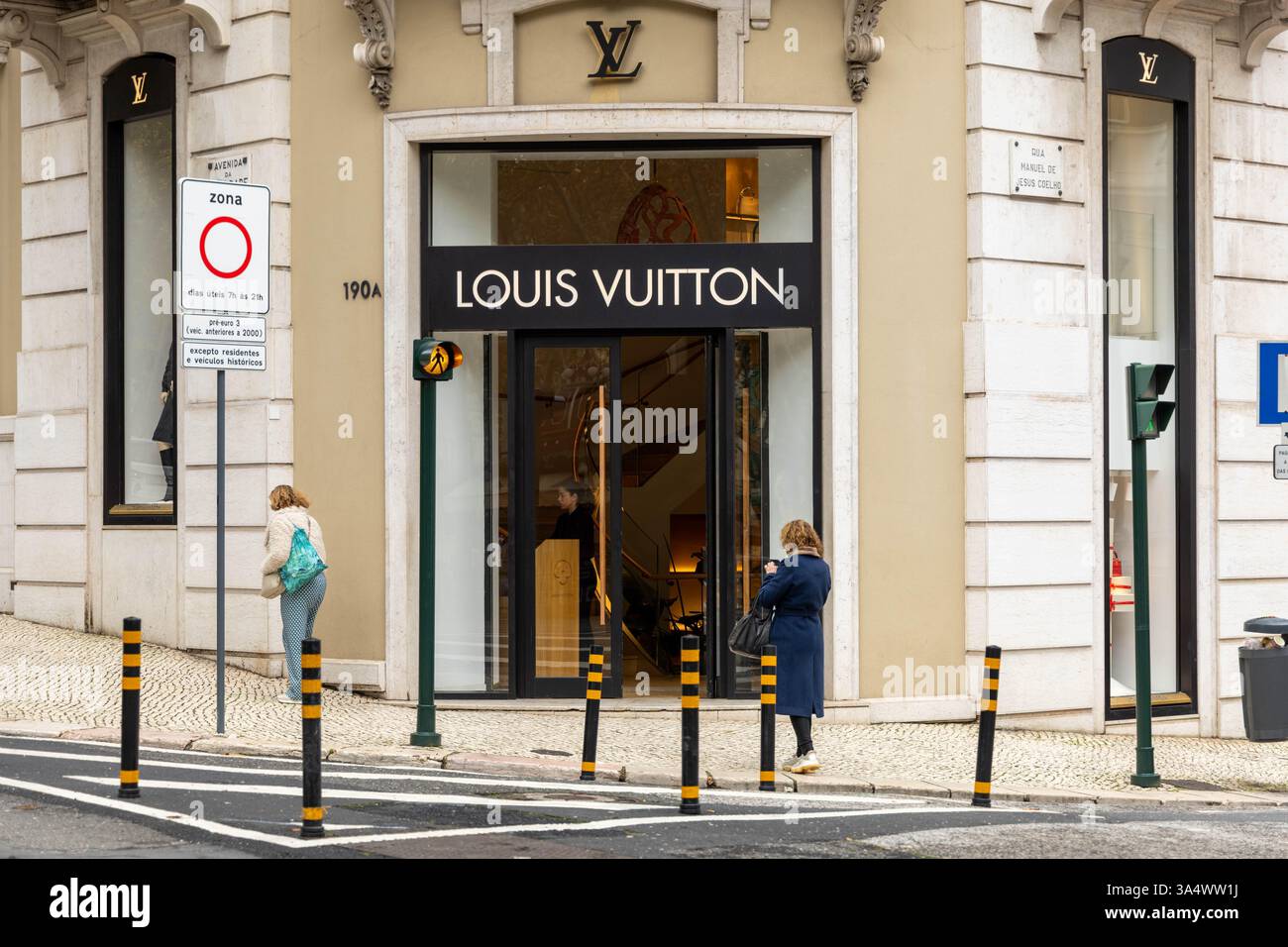 Louis Vuitton Letters Logo über dem Ladeneingang auf schwarzem Hintergrund. Louis Vuitton ist eines der weltweit führenden internationalen Modehäuser. Stockfoto