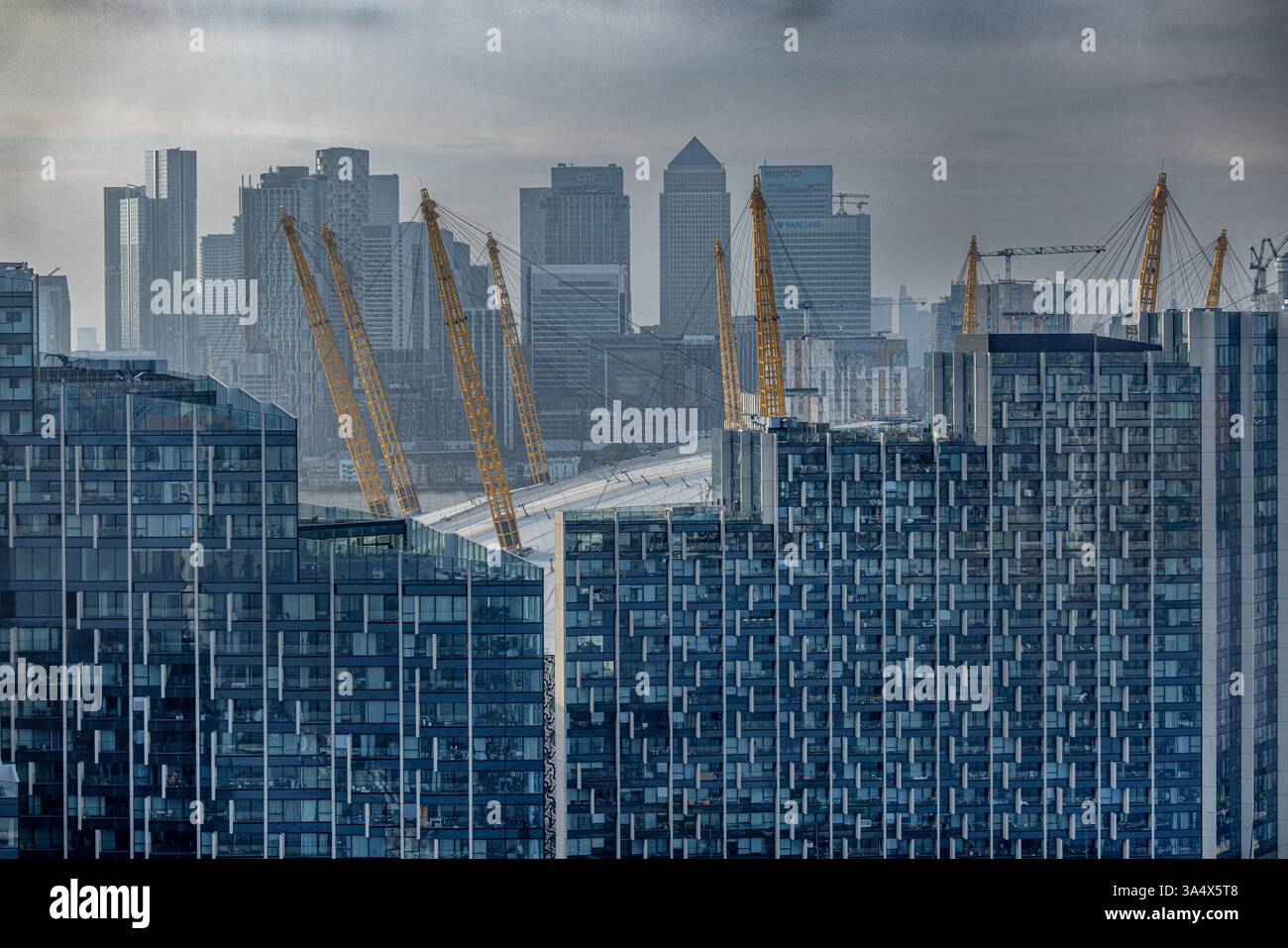 Das Londoner Hochhaus im East End trifft auf die Skyline des Finanzviertels Canary Wharf. Stockfoto