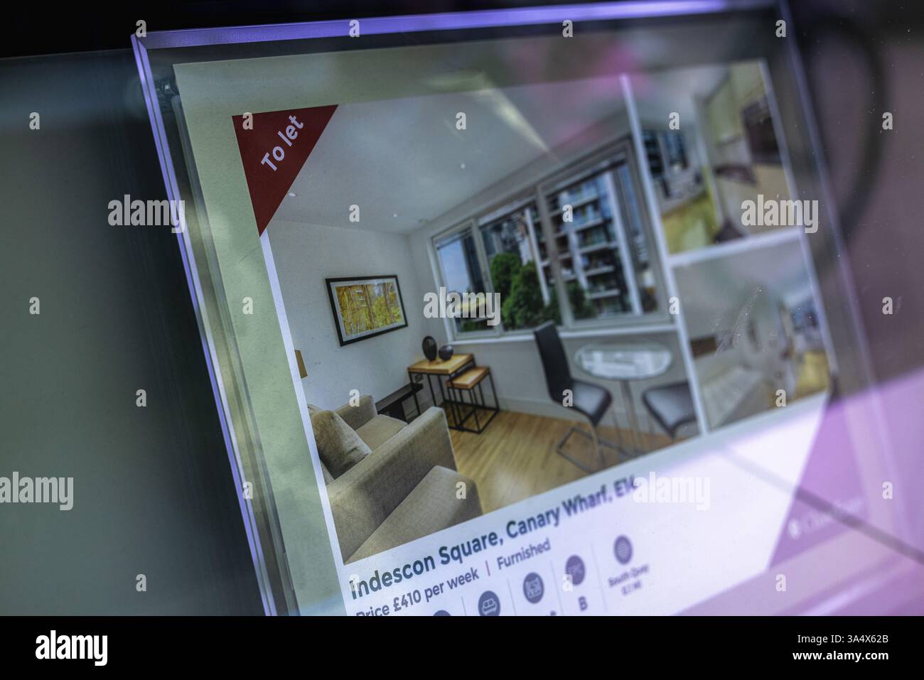 Häuser zu vermieten / unterzeichnen mit Mietwohnungen Immobilien in einem Immobilienmakler Fenster in Canary Wharf, East London . Stockfoto Häuser zu vermieten / unterzeichnen mit Mietwohnungen Immobilien in einem Immobilienmakler Fenster in Canary Wharf, East London . Stockfoto