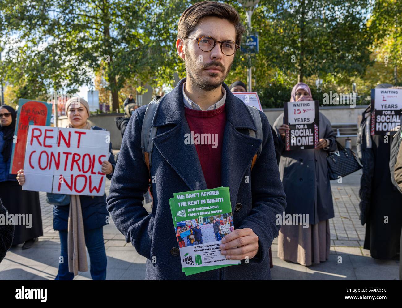 Demonstranten halten Schilder bei einer Demonstration der Londoner Renters Union im Londoner Stadtteil Brent. Stockfoto