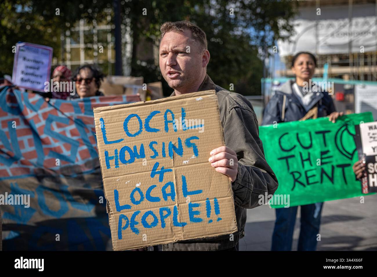 Demonstranten halten Schilder bei einer Demonstration der Londoner Renters Union im Londoner Stadtteil Brent. Stockfoto