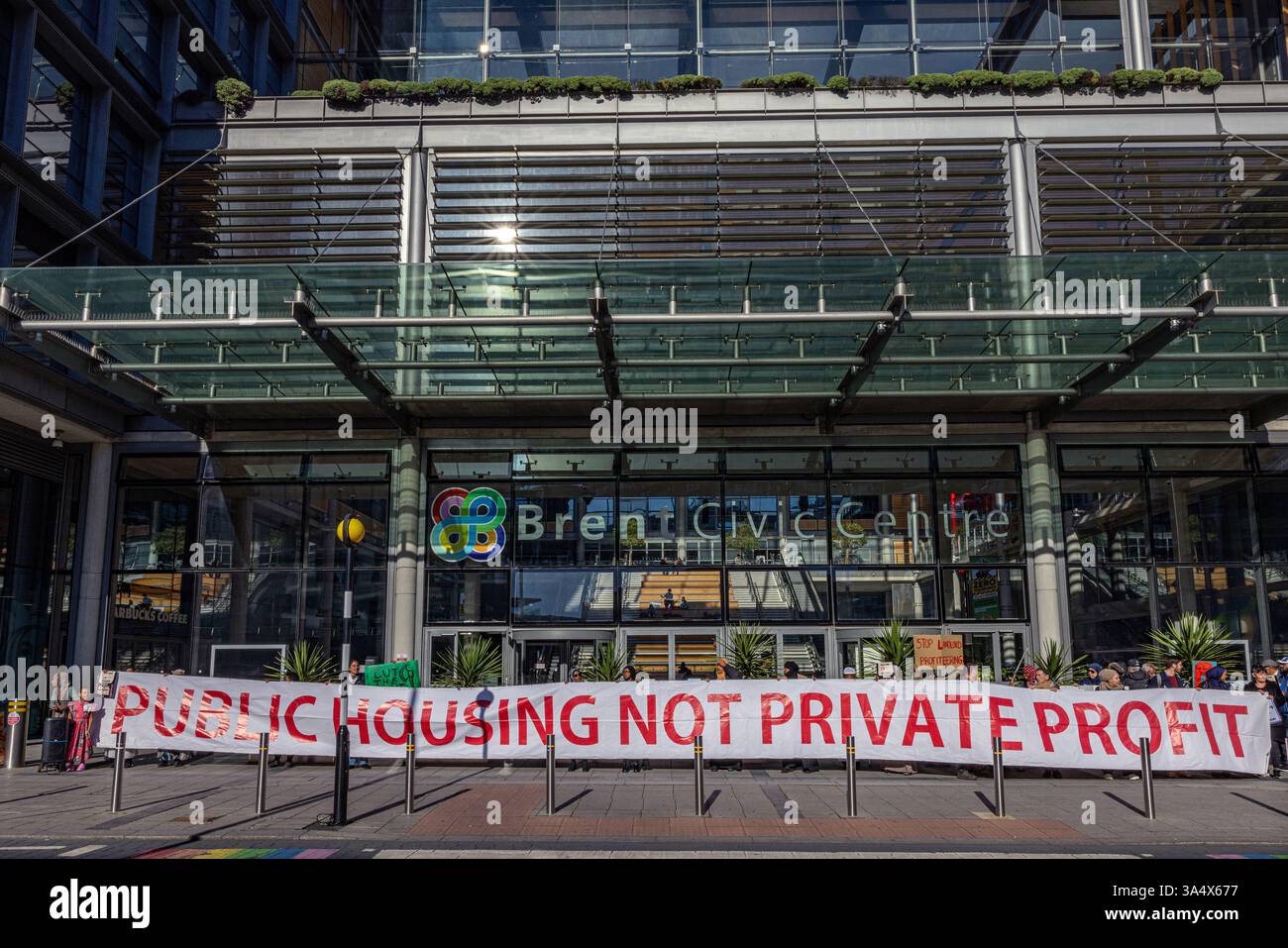 Demonstranten halten Schilder bei einer Demonstration der Londoner Renters Union im Londoner Stadtteil Brent. Stockfoto