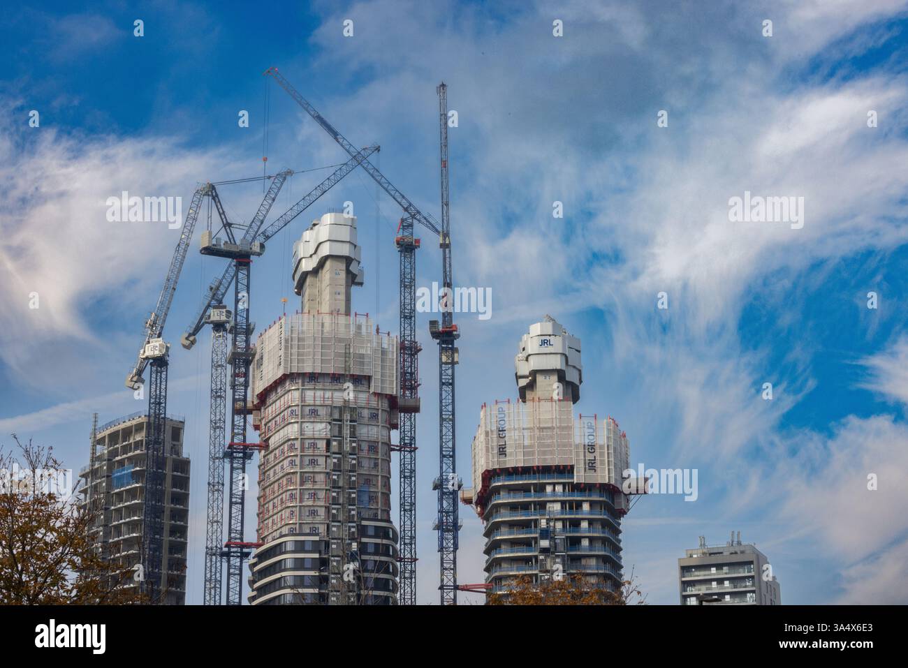 Die Skyline von Canary Wharf besticht durch luxuriöse Mietobjekte und Hochhauswohnungen, obwohl sie aufgrund ihrer Preisschilder weit unerreichbar sind. Stockfoto