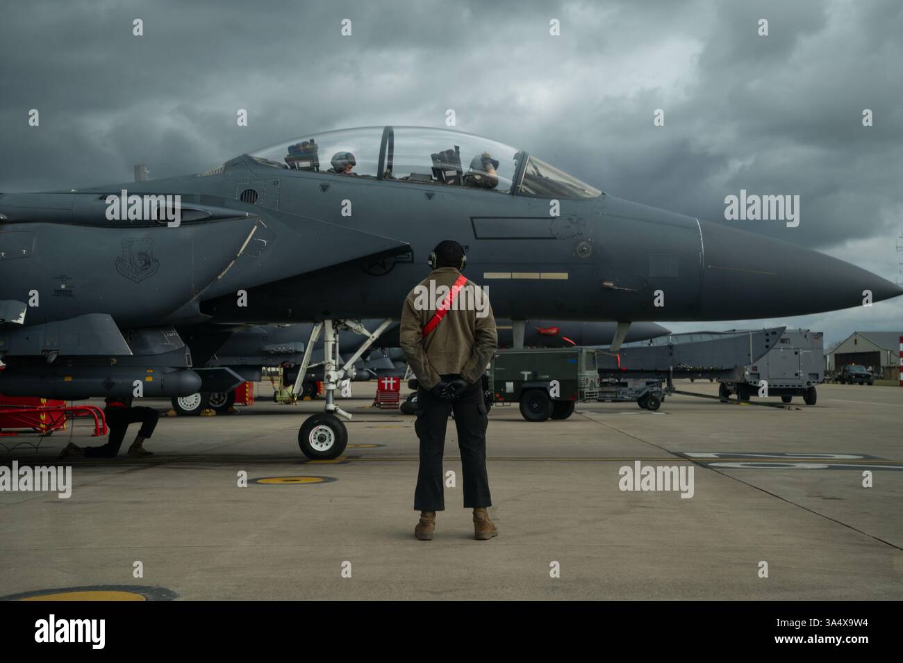 Pilot der US-Luftwaffe und Offiziere des Waffensystems, die der 494th Fighter Squadron zugeteilt sind, bereiten sich auf ein Taxi in einem F-15E Strike Eagle vor, geführt von der 494th FS c Stockfoto