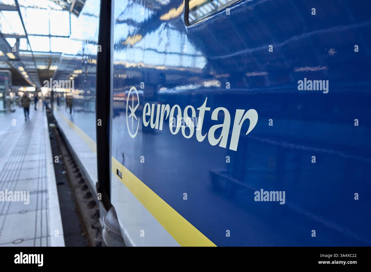 Nahaufnahme eines Eurostar-Zuges auf dem Bahnsteig am Bahnhof London St. Pancras, bereit zur Abfahrt. Stockfoto