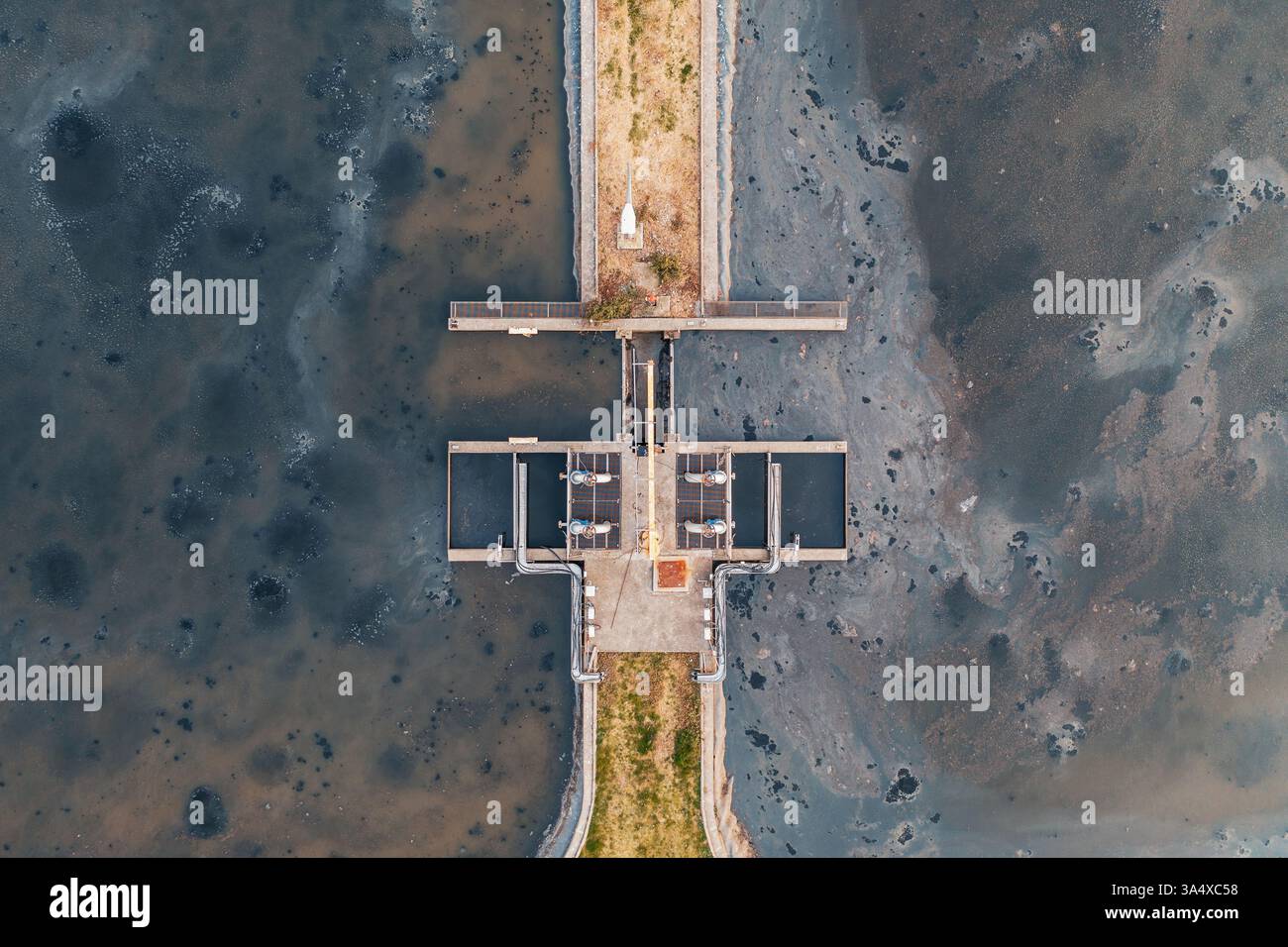 Abwasseraufbereitungsanlage mit Sedimentationsteichen aus der Luft, Filtrationssysteme, Infrastruktur für die industrielle Wasserwirtschaft. Umwelttechnologie für Abwasserreinigung und Nachhaltigkeit. Stockfoto
