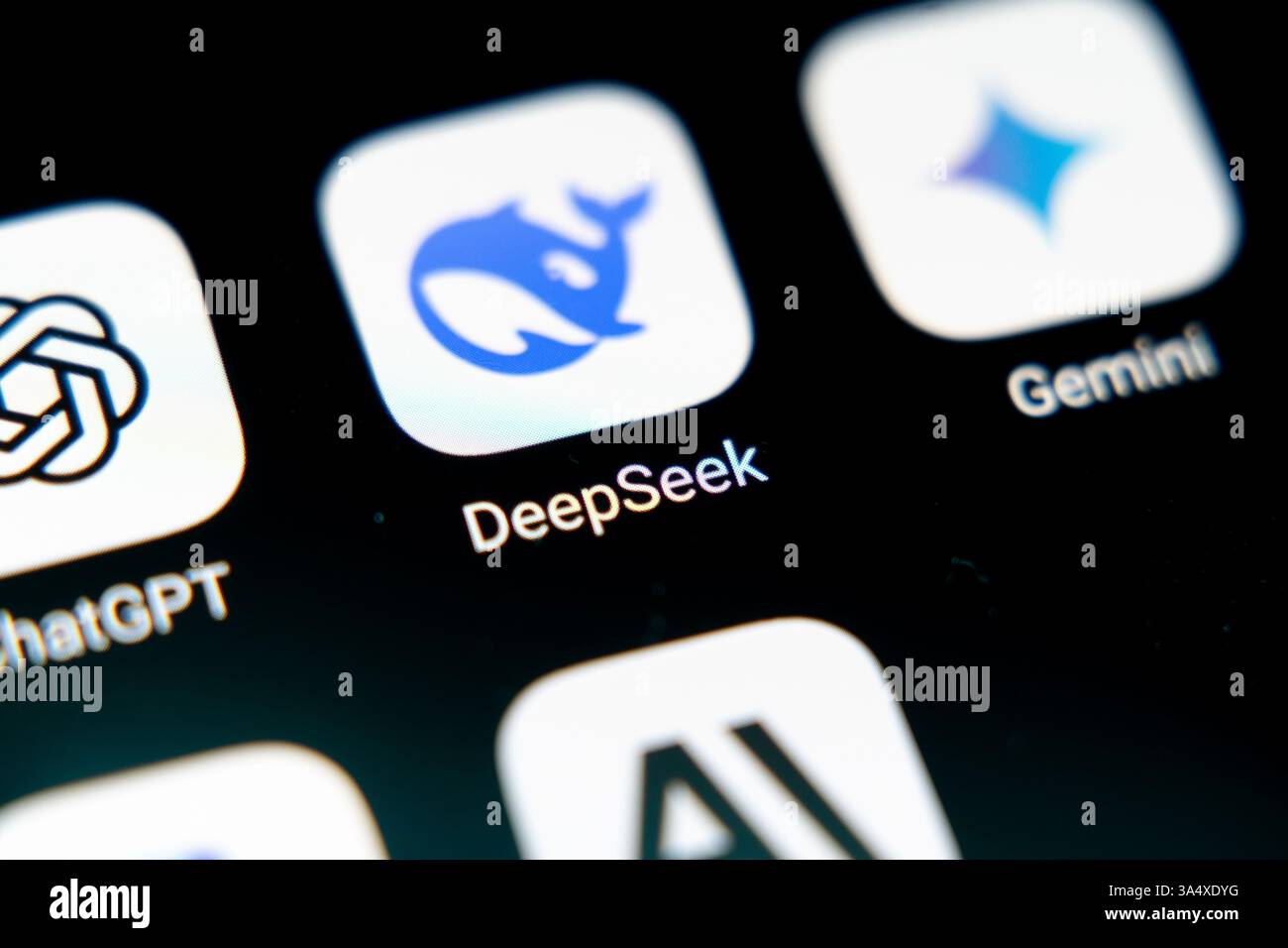Nahaufnahme eines Smartphone-Bildschirms mit dem Symbol der DeepSeek AI App neben anderen Anwendungen der künstlichen Intelligenz. KI-Technologie und digitales Hilfsmittel Stockfoto