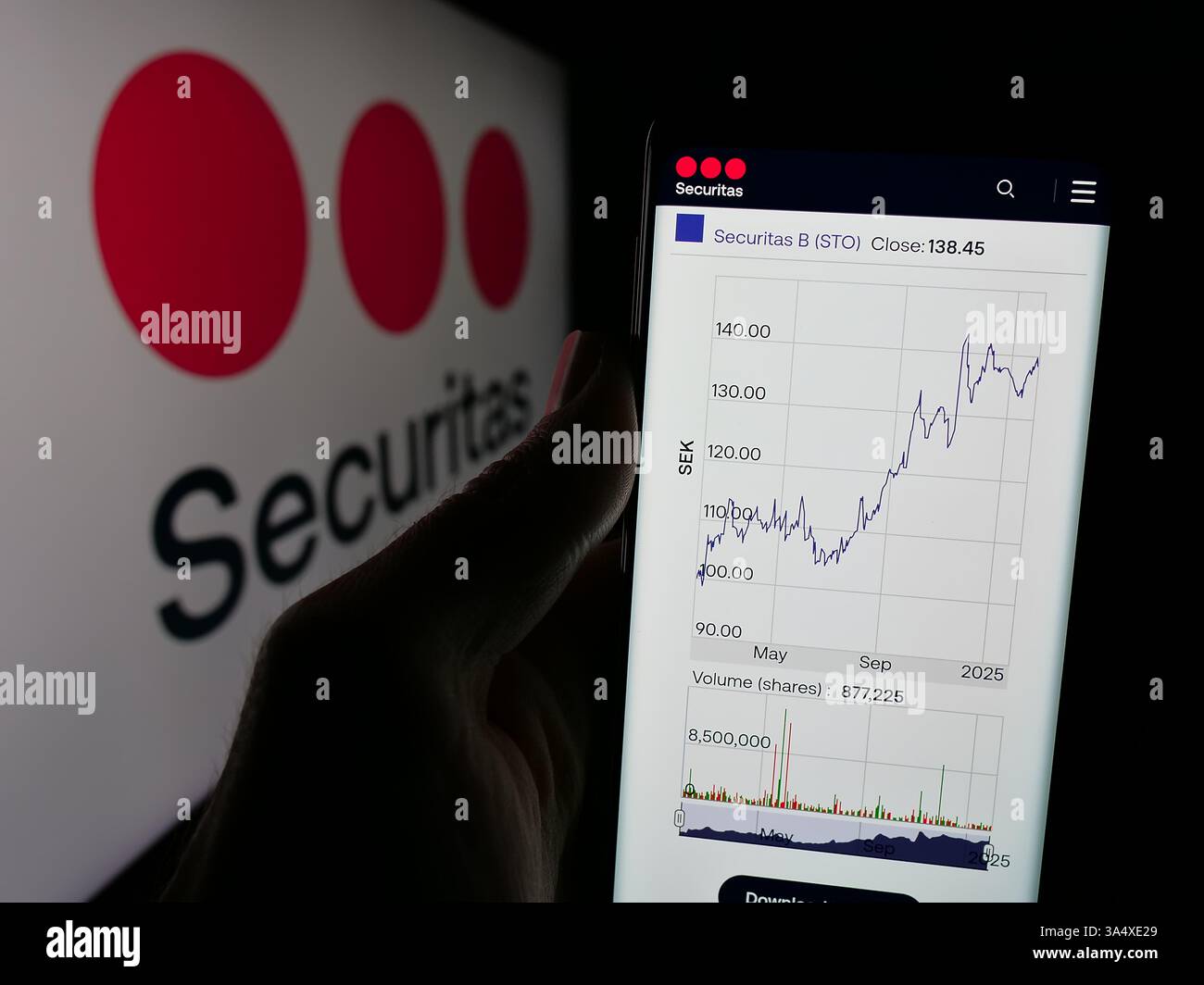 Deutschland. Januar 2025. In dieser Abbildung hält eine Person ein Smartphone mit der Webseite des schwedischen Sicherheitsunternehmens Securitas ab auf dem Bildschirm mit Logo. (Foto von Timon Schneider/SOPA Images/SIPA USA) *** ausschließlich für redaktionelle Nachrichten *** Credit: SIPA USA/Alamy Live News Stockfoto