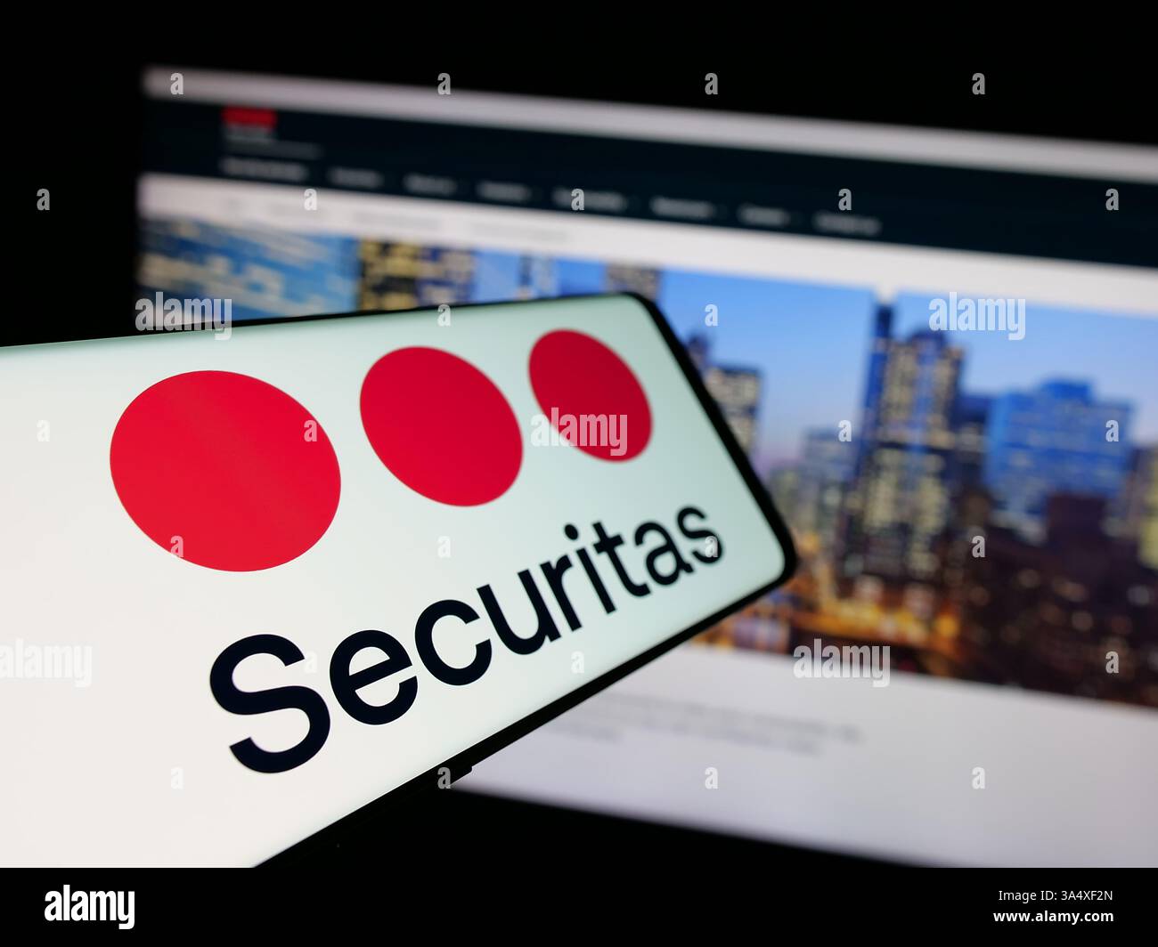 Deutschland. Januar 2025. In dieser Abbildung ist ein Mobiltelefon mit dem Logo des schwedischen Sicherheitsunternehmens Securitas ab auf dem Bildschirm vor der Business-Website zu sehen. (Credit Image: © Timon Schneider/SOPA Images via ZUMA Press Wire) NUR REDAKTIONELLE VERWENDUNG! Nicht für kommerzielle ZWECKE! Stockfoto
