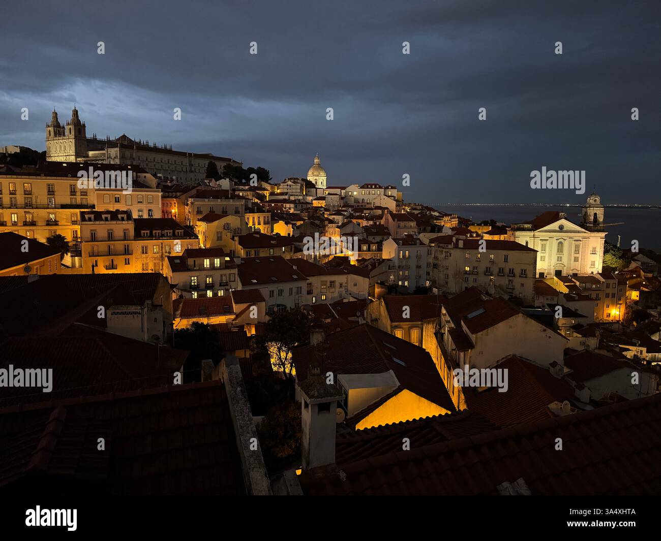 Ein abendlicher Blick vom Miradouro das Portas do Sol, Blick über Lissabons Viertel Alfama in Richtung Panteão Nacional (Nationalpantheon). - Smartphone-aufgenommenes Stockfoto