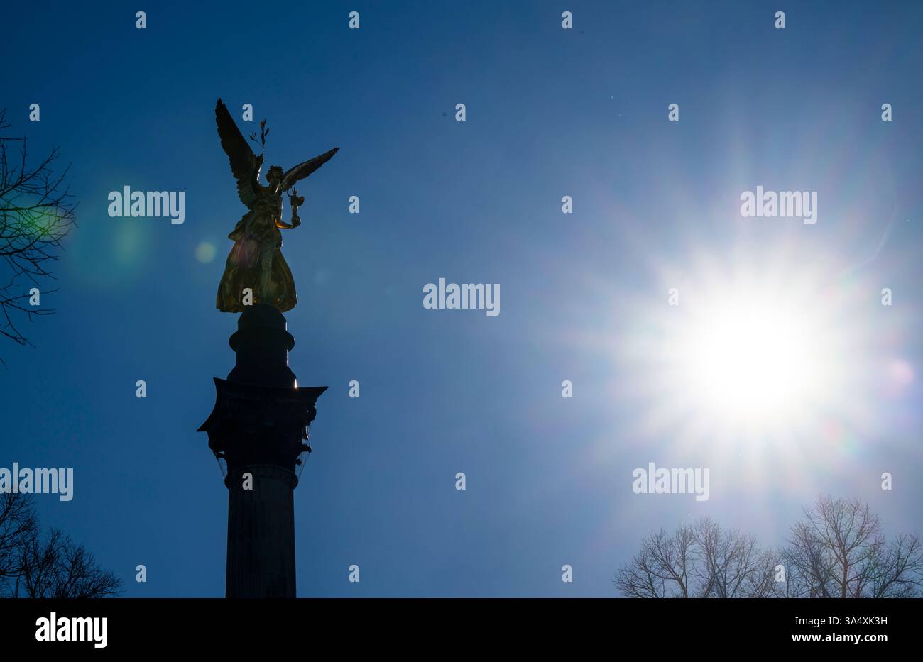 München, Deutschland. März 2025. Die Sonne scheint auf den Engel des Friedens zu Beginn des Frühlings. Der Friedensengel, der auf einer etwa 23 Meter hohen Säule thront, soll an den Friedensschluss nach dem Krieg mit Frankreich 1870/1871 erinnern. Quelle: Peter Kneffel/dpa/Alamy Live News Stockfoto