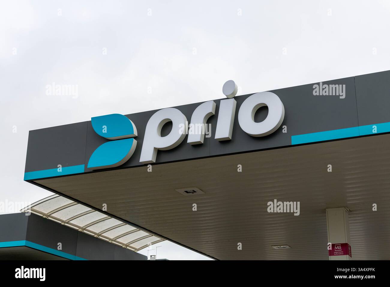 Das Logo der Prio-Tankstelle auf dem Vordach. PRIO ist in Portugal und Spanien tätig und hat rund 250 Stationen in ganz Portugal Stockfoto