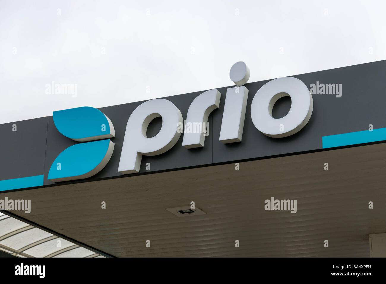 Das Logo der Prio-Tankstelle auf dem Vordach. PRIO ist in Portugal und Spanien tätig und hat rund 250 Stationen in ganz Portugal Stockfoto