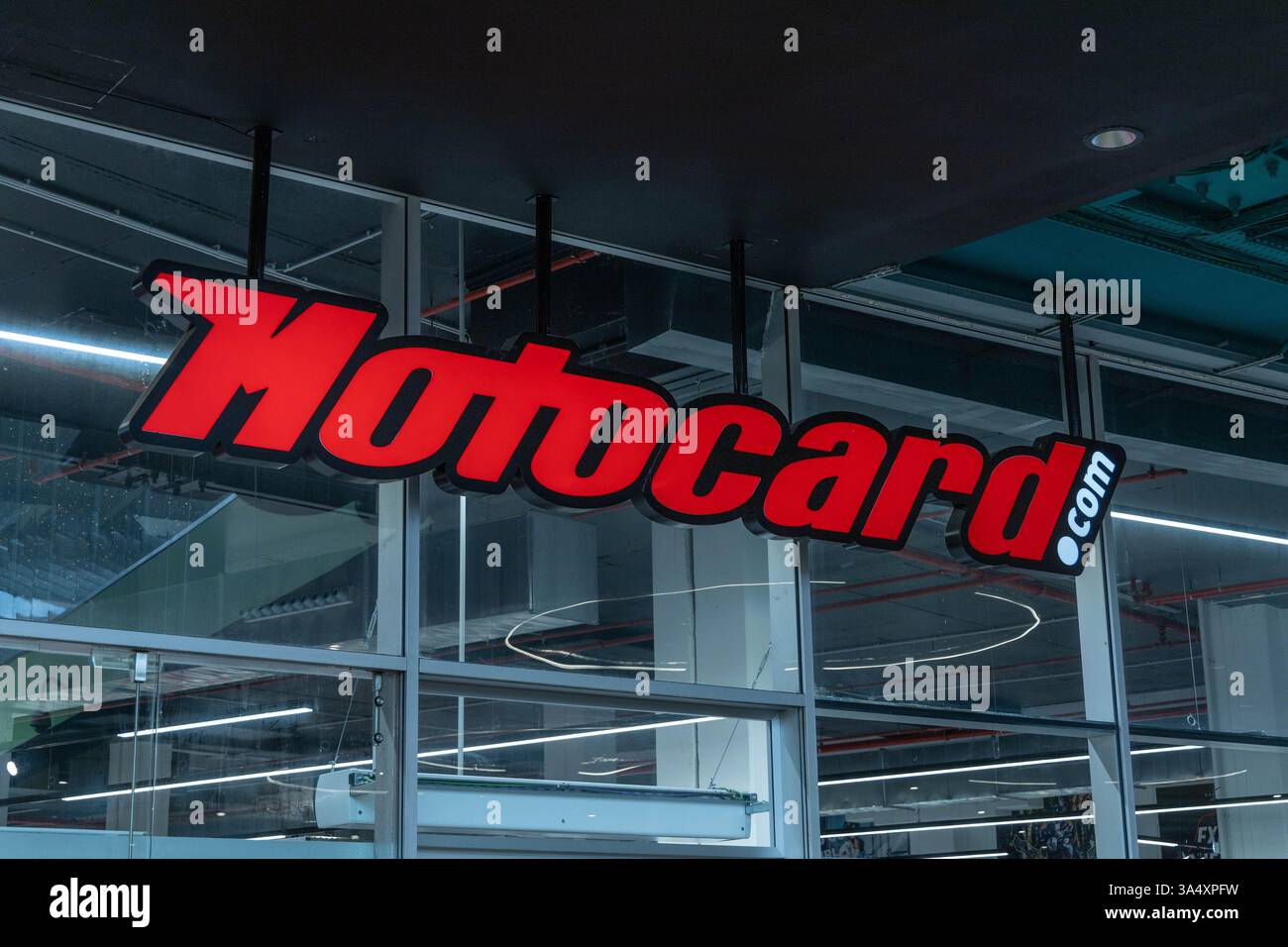 Motocard-Logo-Schild im Autohaus. Führende europäische Unternehmen im Vertrieb von Motorradausrüstung. Stockfoto