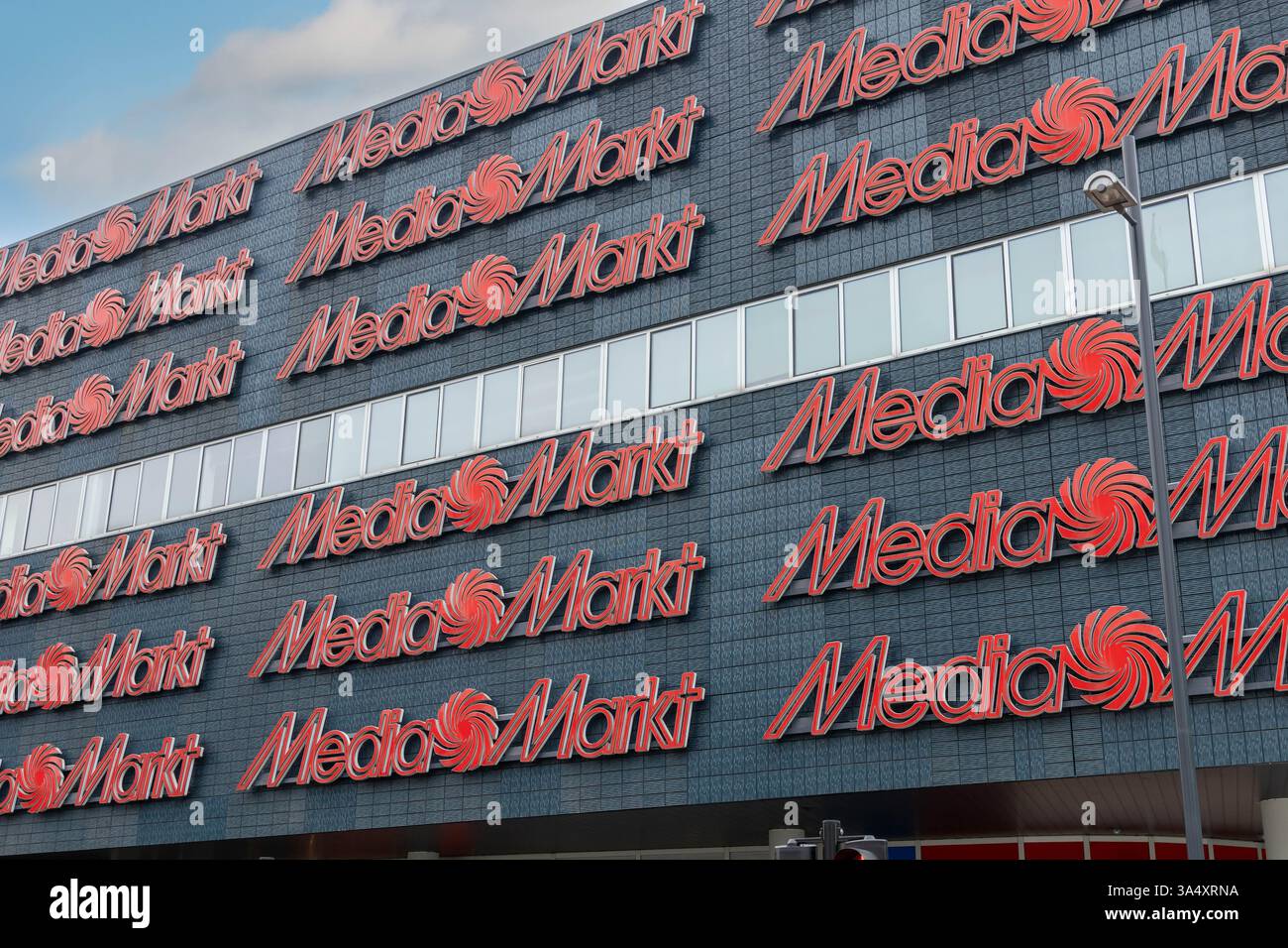 Media Markt Logo im Laden. MediaMarkt die Handelskette, die Haushaltsgeräte und Elektronik verkauft. Stockfoto