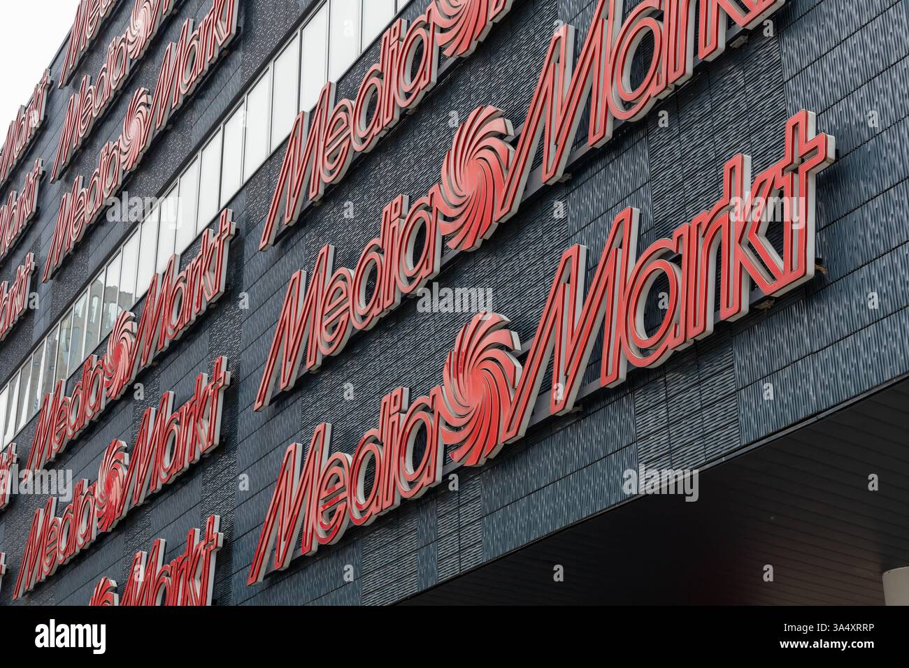 Media Markt Logo im Laden. MediaMarkt die Handelskette, die Haushaltsgeräte und Elektronik verkauft. Stockfoto