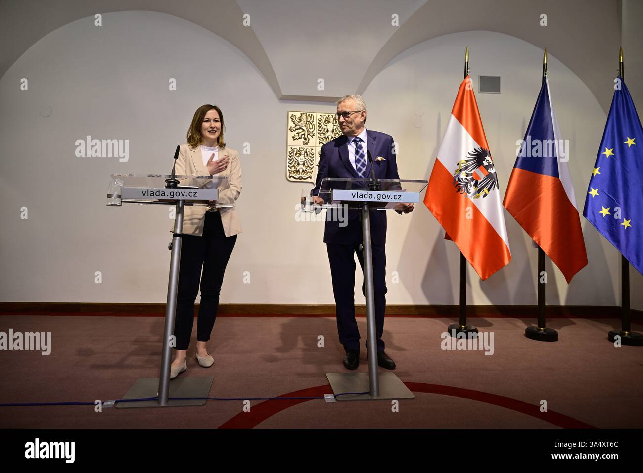Prag, Tschechische Republik. März 2025. Der Minister für europäische Angelegenheiten Martin Dvorak (rechts) trifft die österreichische Ministerin für Europa, Integration und Familie Claudia Plakolm, um die Reaktionen der Ukraine und der EU-Mitgliedstaaten auf die aktuellen Entwicklungen, einschließlich Verhandlungen, Unterstützung der Ukraine, Rüstungs- und Sicherheitsgarantien, im Prager Palast Hrzan am 20. März 2025 zu erörtern. Quelle: Roman Vondrous/CTK Photo/Alamy Live News Stockfoto